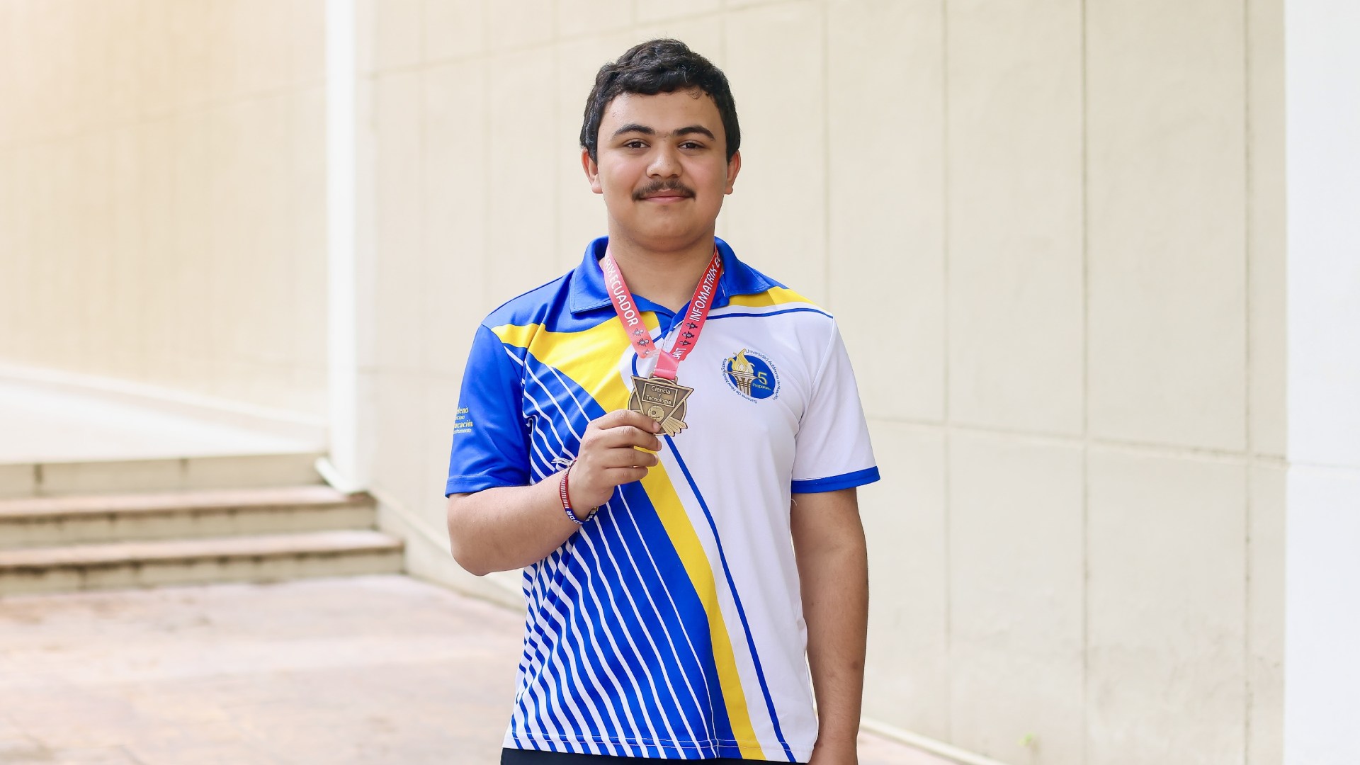 Alumnos de UANL obtienen el bronce en competencia de ciencia y tecnología de Ecuador