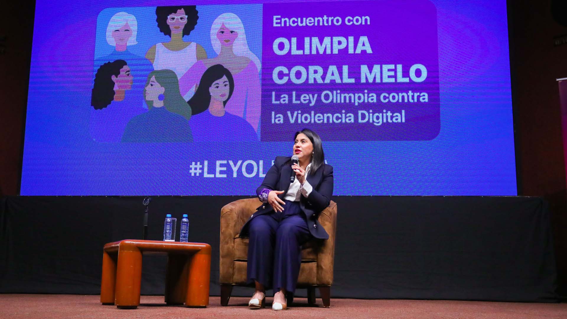 Dialoga Olimpia Coral sobre violencia digital