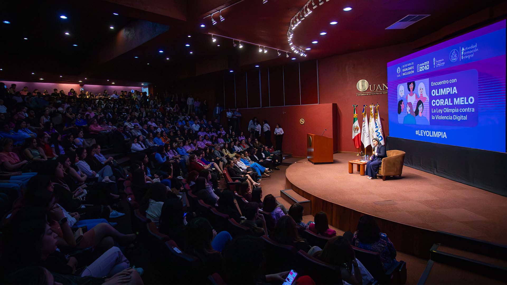Dialoga Olimpia Coral sobre violencia digital
