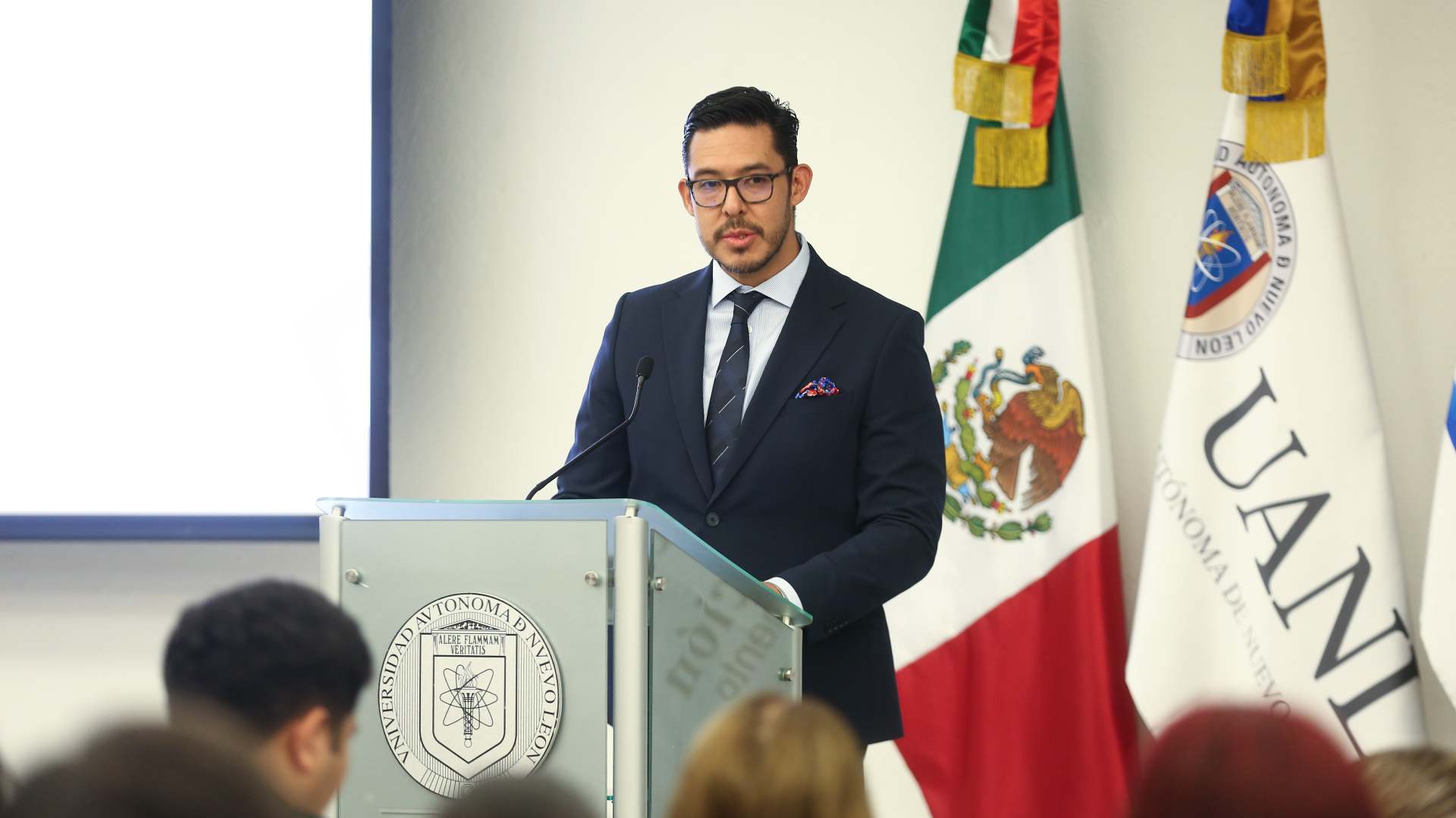 Entrega Fundación BBVA becas a universitarios