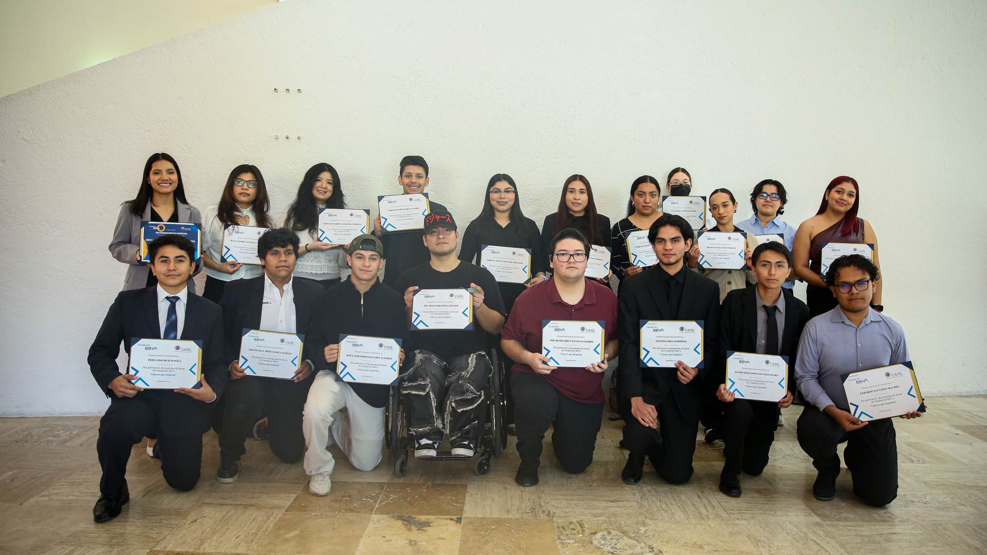 Entrega Fundación BBVA becas a universitarios