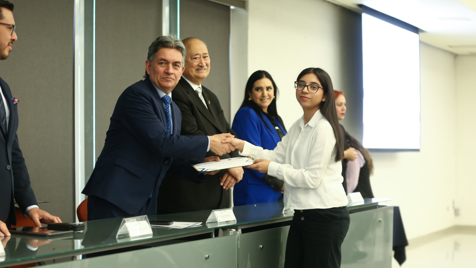 Entrega Fundación BBVA becas a universitarios