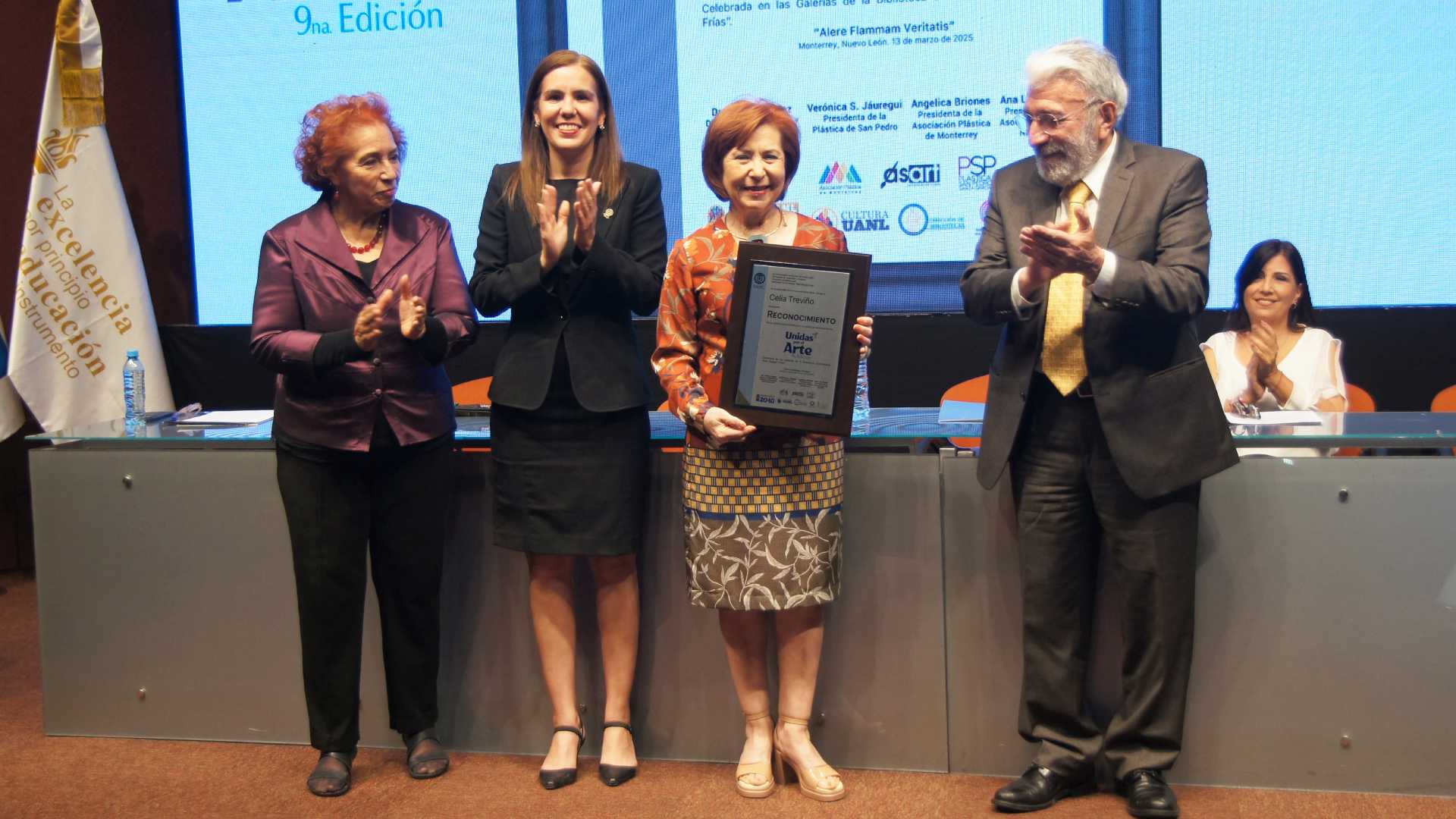 Une arte a mujeres en exposición de la BURRF
