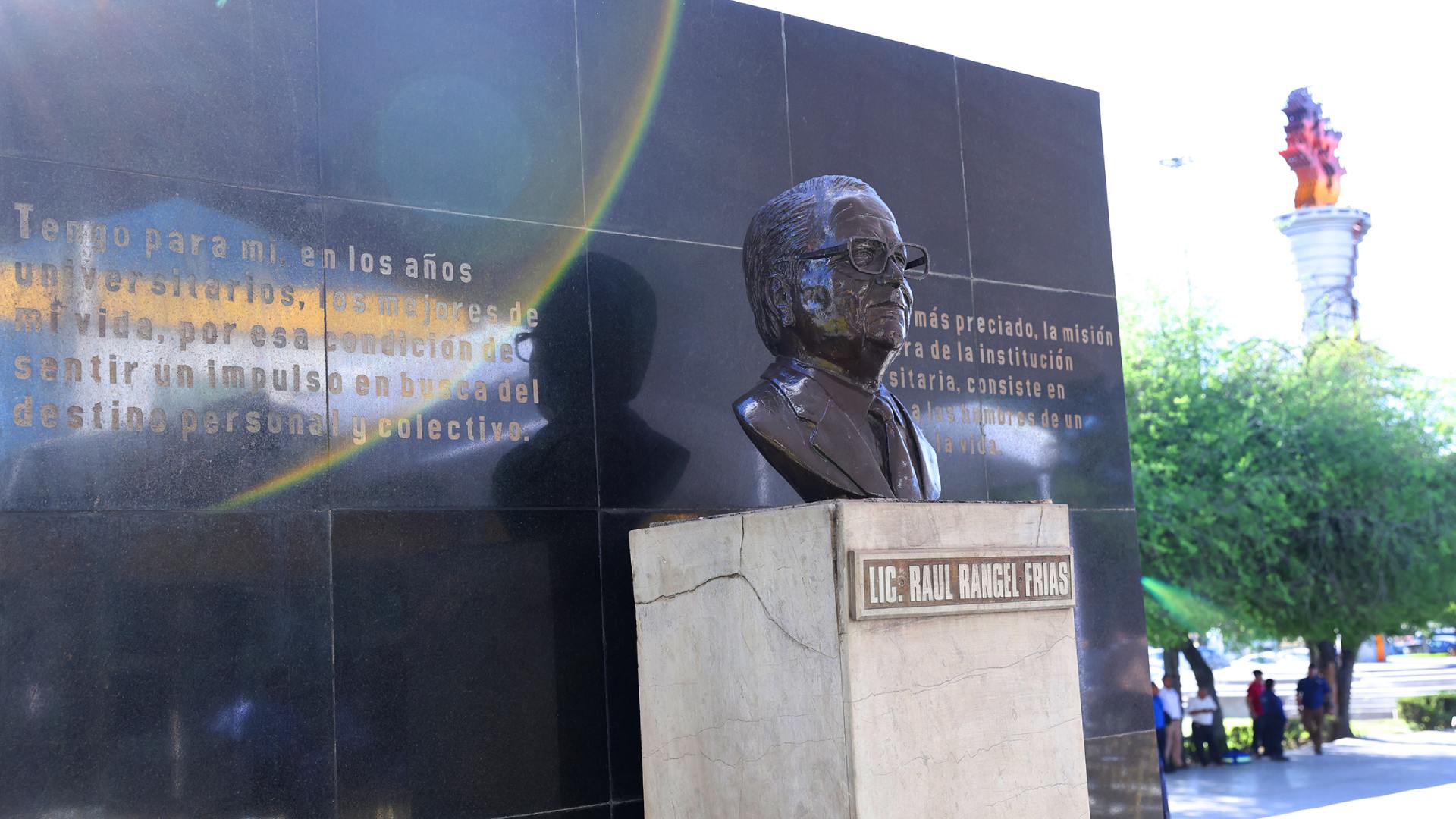 UANL rinde homenaje a Raúl Rangel Frías