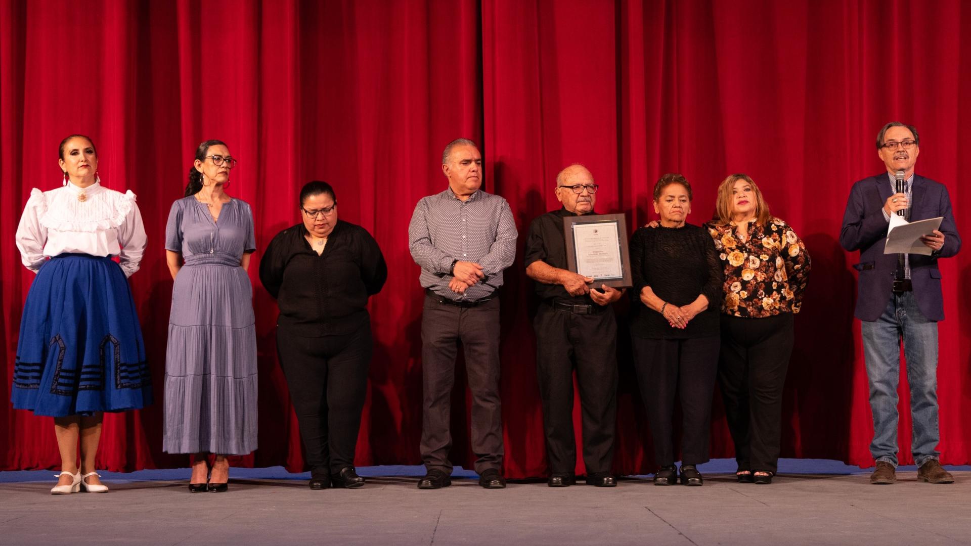 Alejandro González recibe homenaje de UANL