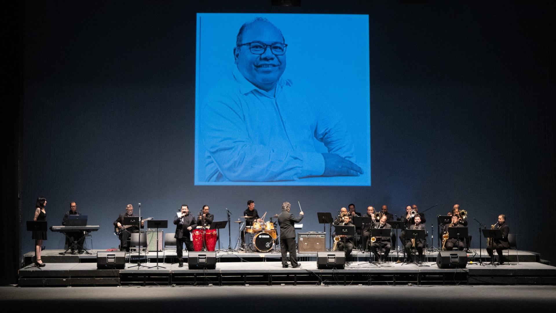 Alejandro González recibe homenaje de UANL