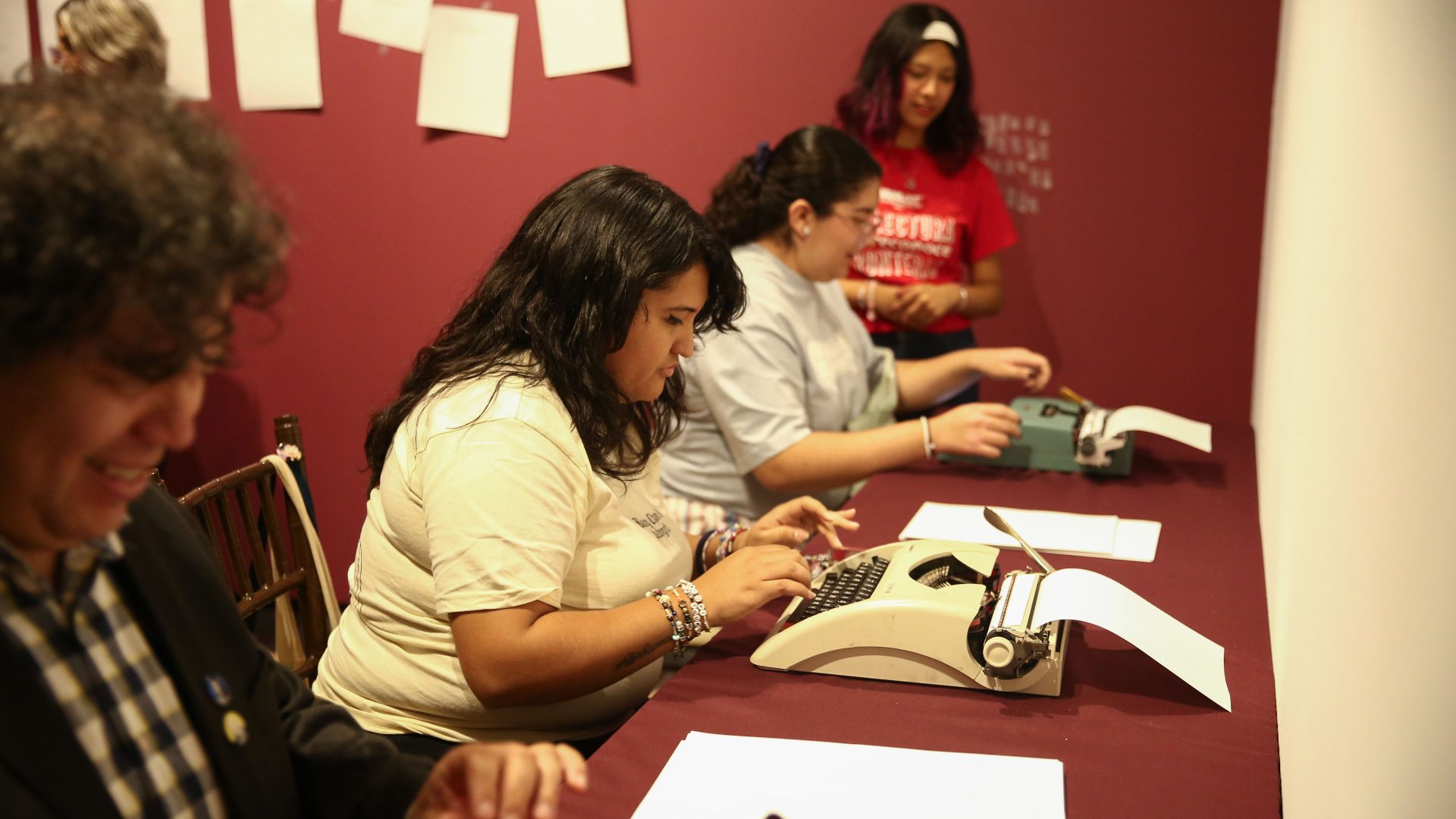 Recorre exposición historia de las máquinas de escribir