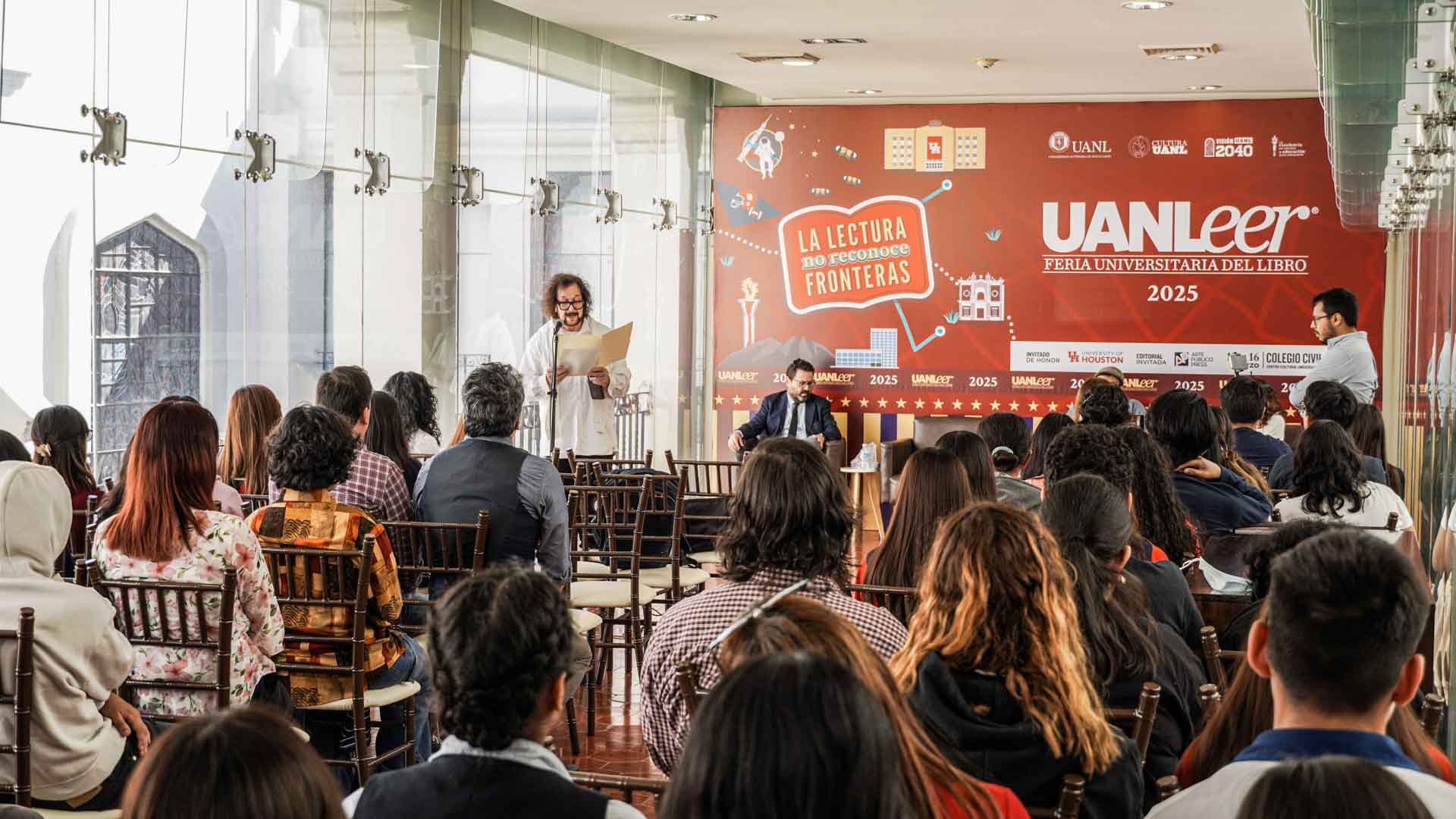 Organizan café literario sobre "Aquí Vamos"