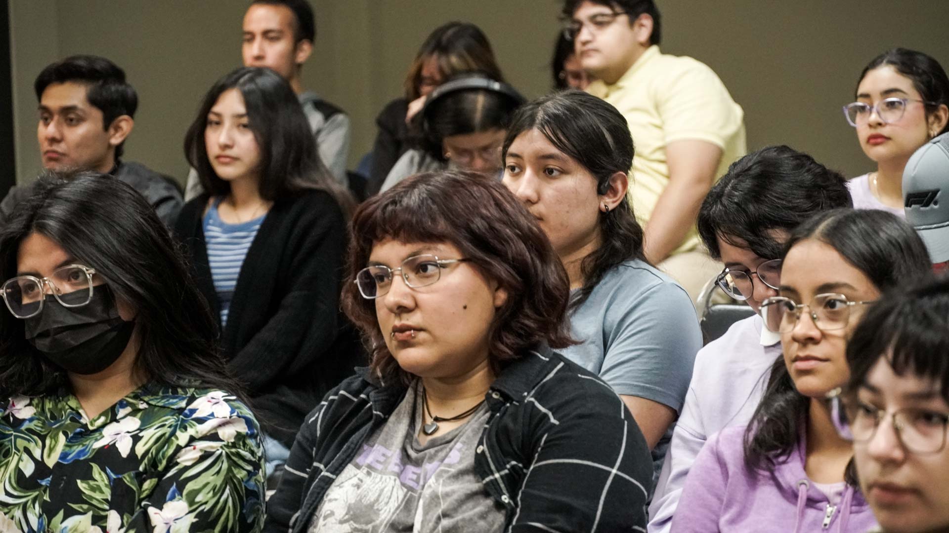 Realiza FCFM panel “Mujer más allá de la ciencia”