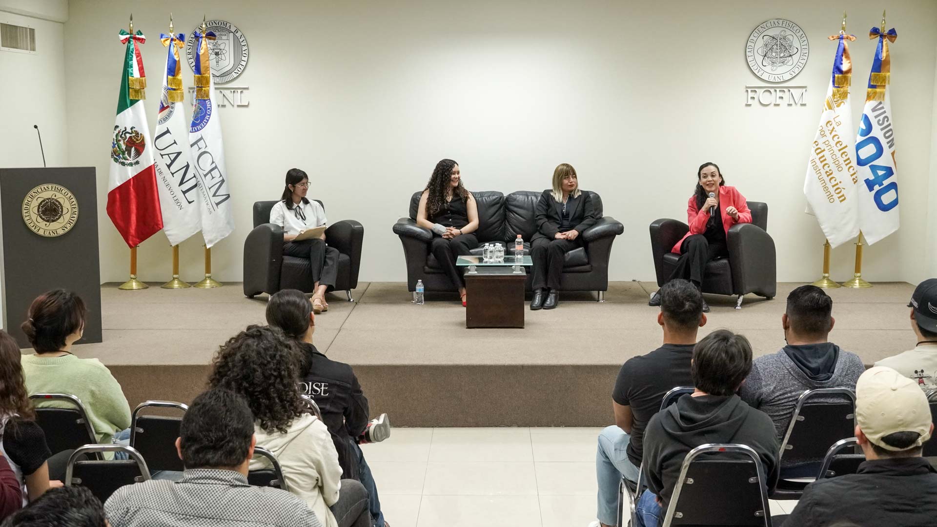 Realiza FCFM panel “Mujer más allá de la ciencia”