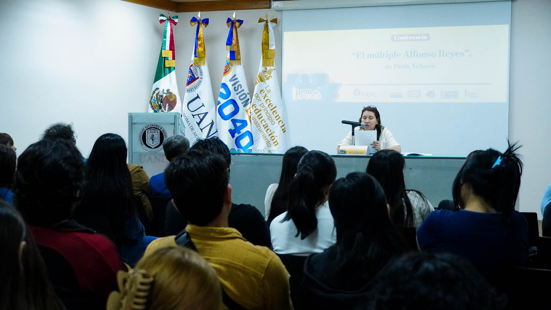 Percibe Paola Velasco dos perfiles de Alfonso Reyes