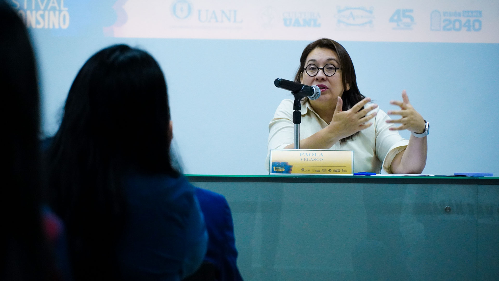 Percibe Paola Velasco dos perfiles de Alfonso Reyes