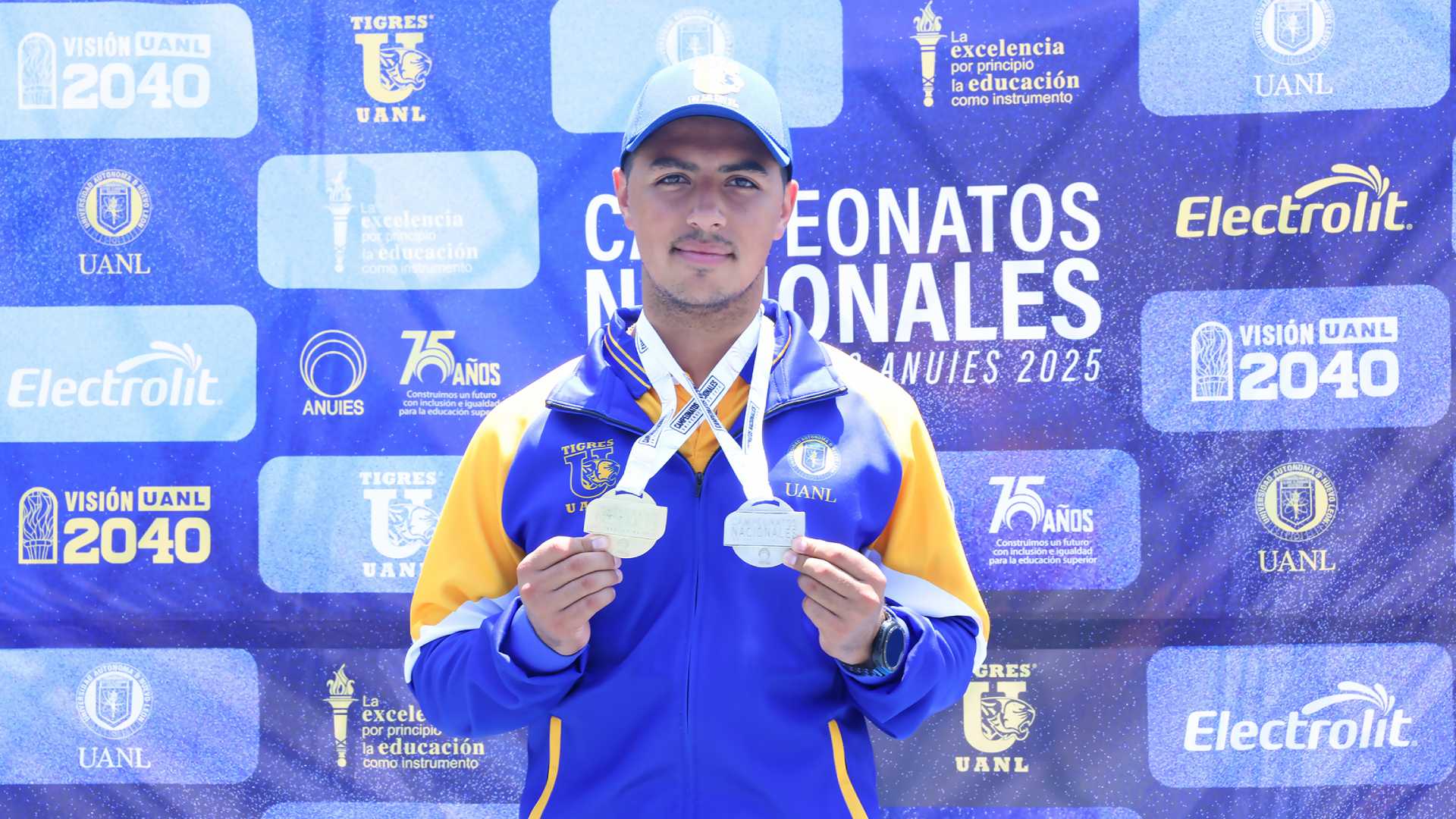 Emiliano Aguilera hace historia en el tenis de la UANL