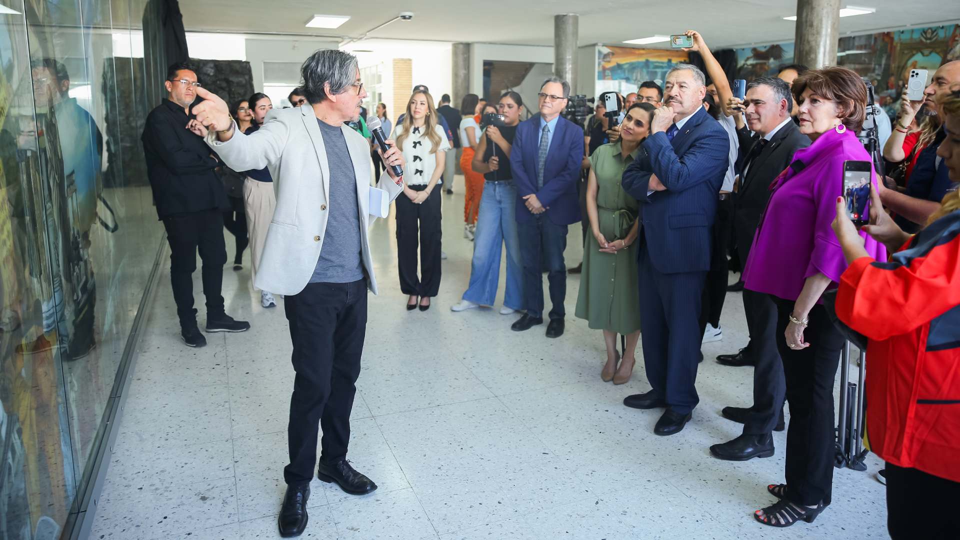 Plasman en mural de UANL historia del derecho