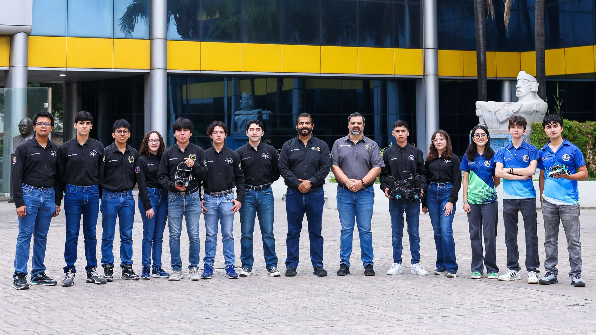 Estudiantes de la UANL competirán con robots en Brasil