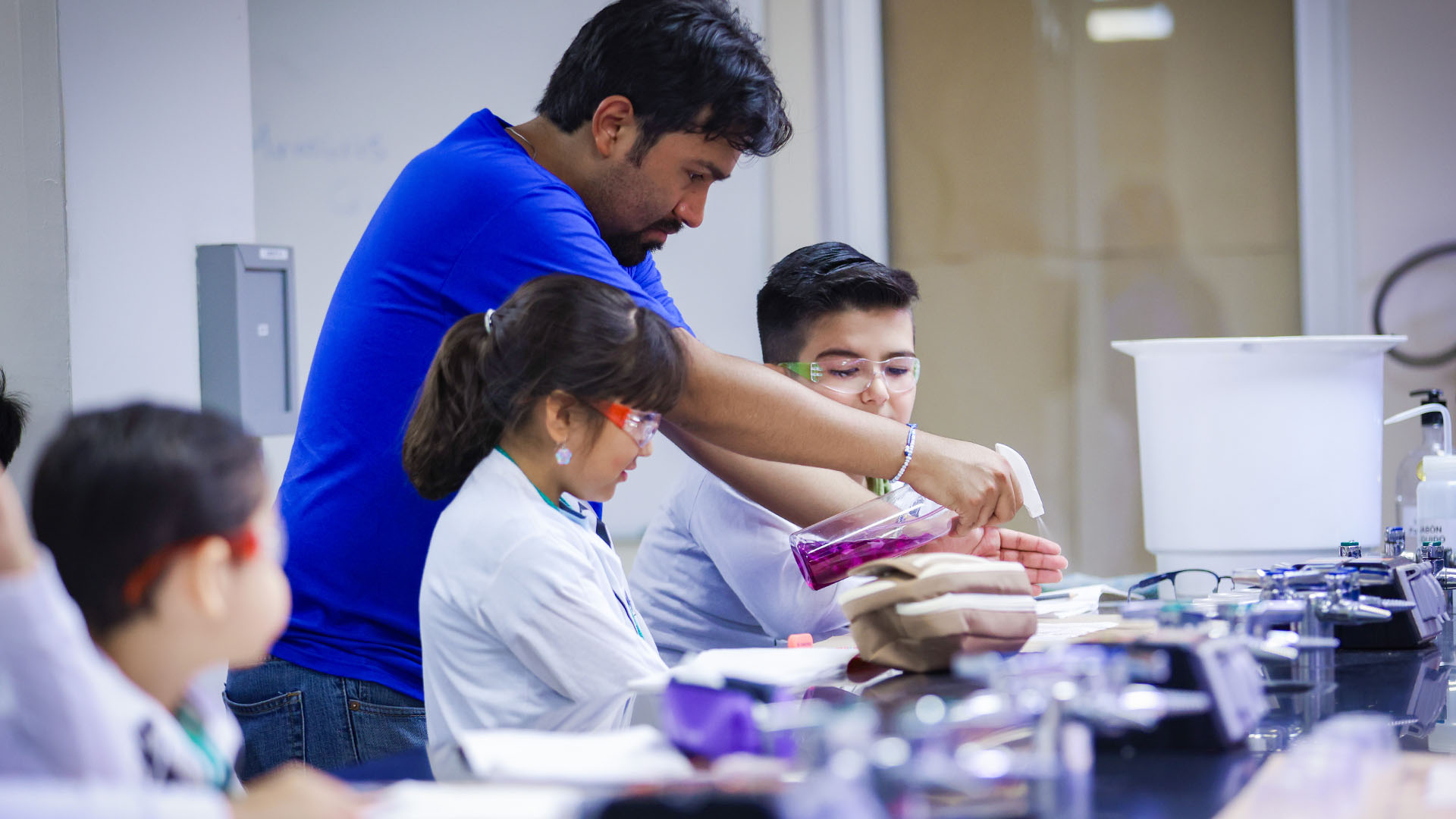 Niños se convierten en exploradores de la ciencia en curso de verano