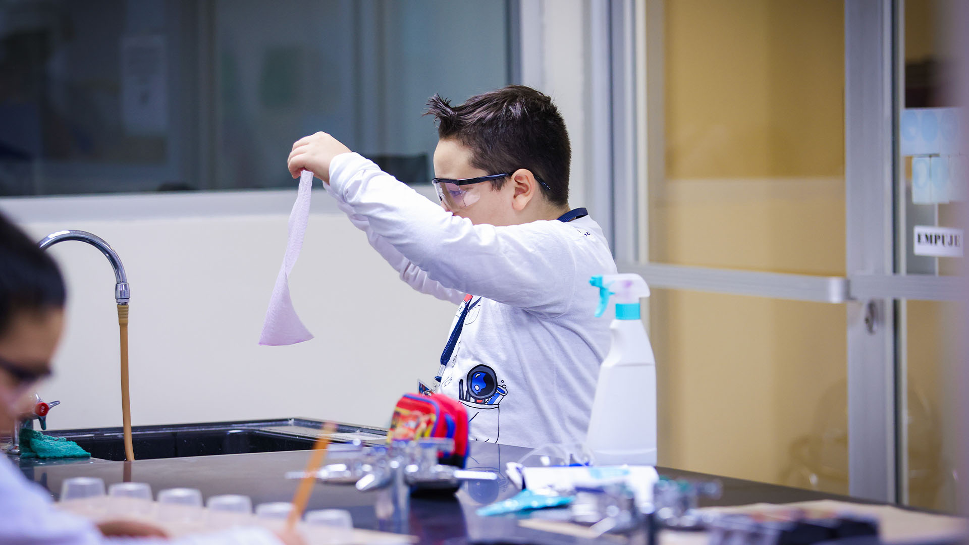 Niños se convierten en exploradores de la ciencia en curso de verano