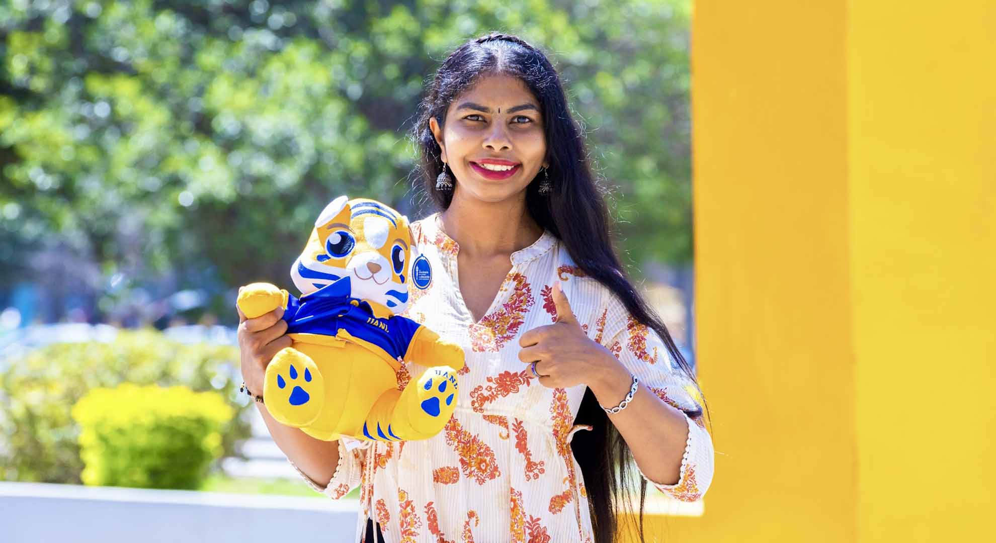 Alumna de la India concluye doctorado con mención honorífica
