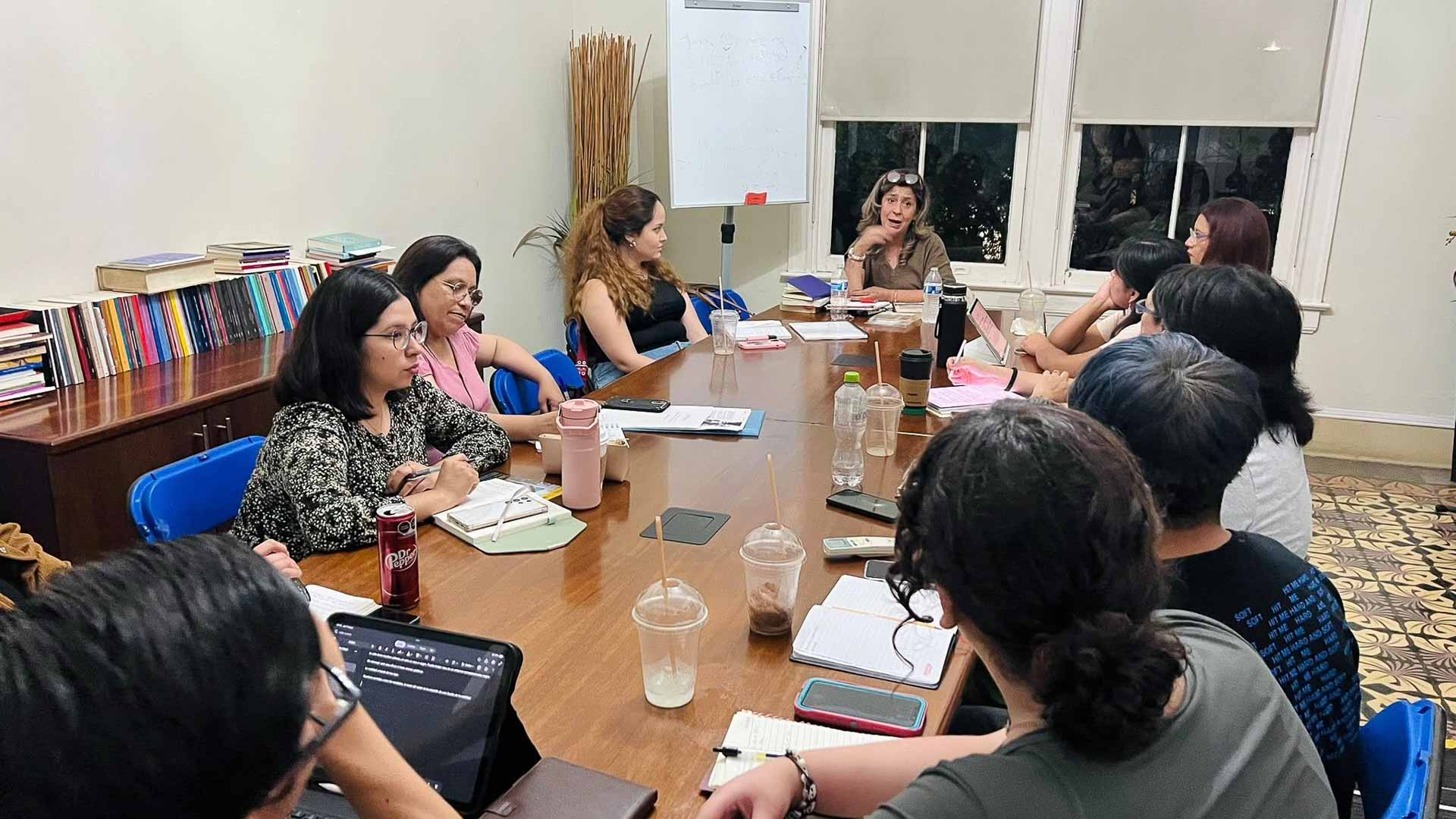 Guía Claudia Guillén a talleristas a construir historias eficaces