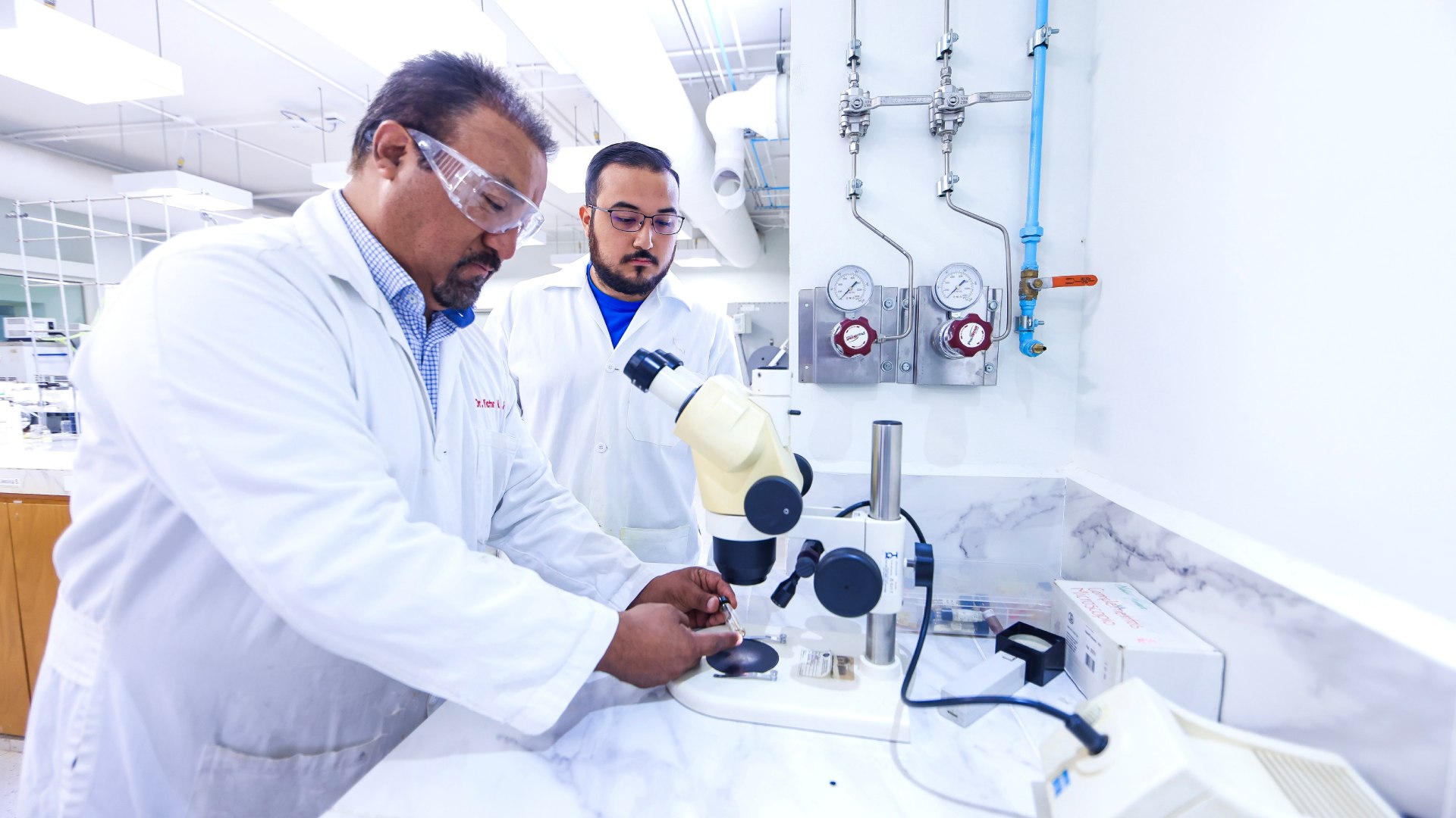 Aprovecha luminiscencia de los compuestos químicos en beneficio de la ciencia y el ambiente