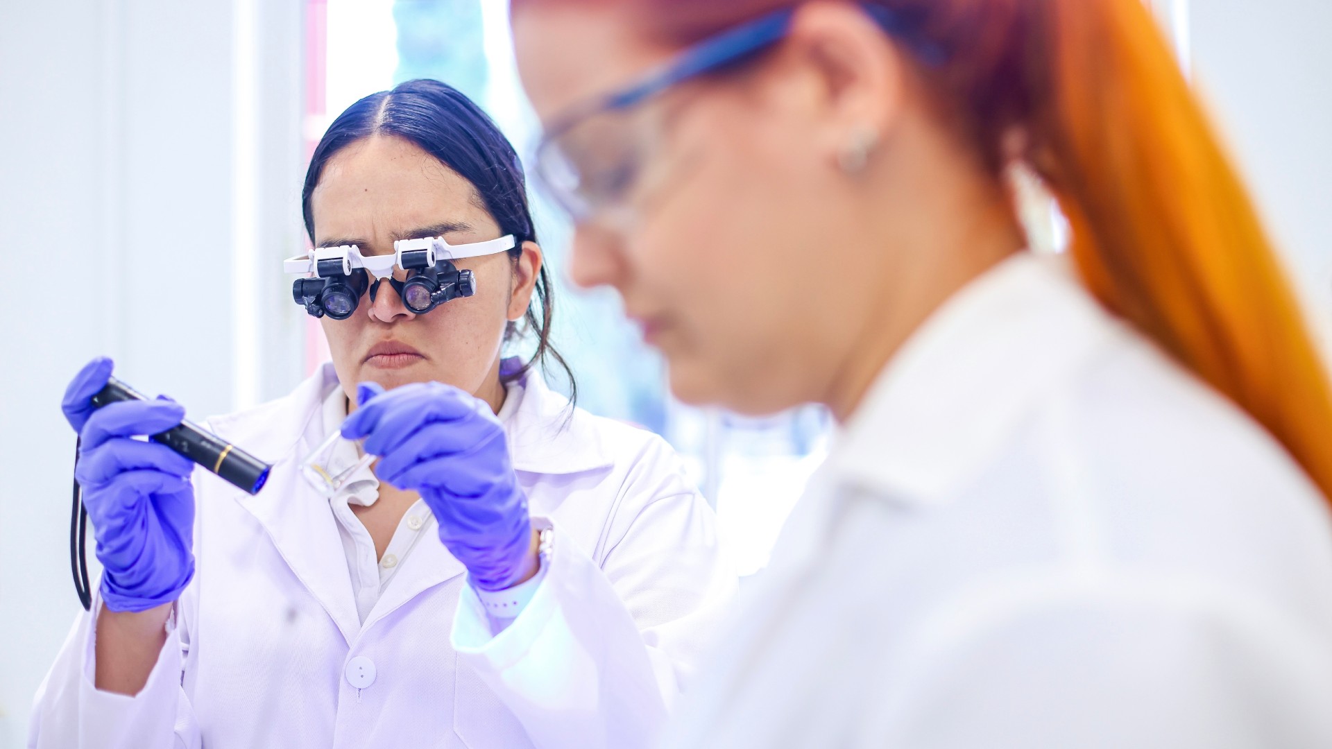 Aprovecha luminiscencia de los compuestos químicos en beneficio de la ciencia y el ambiente