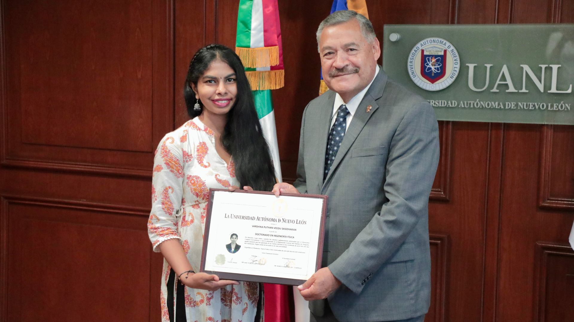 Física de la India concluye doctorado en la UANL con mención honorífica
