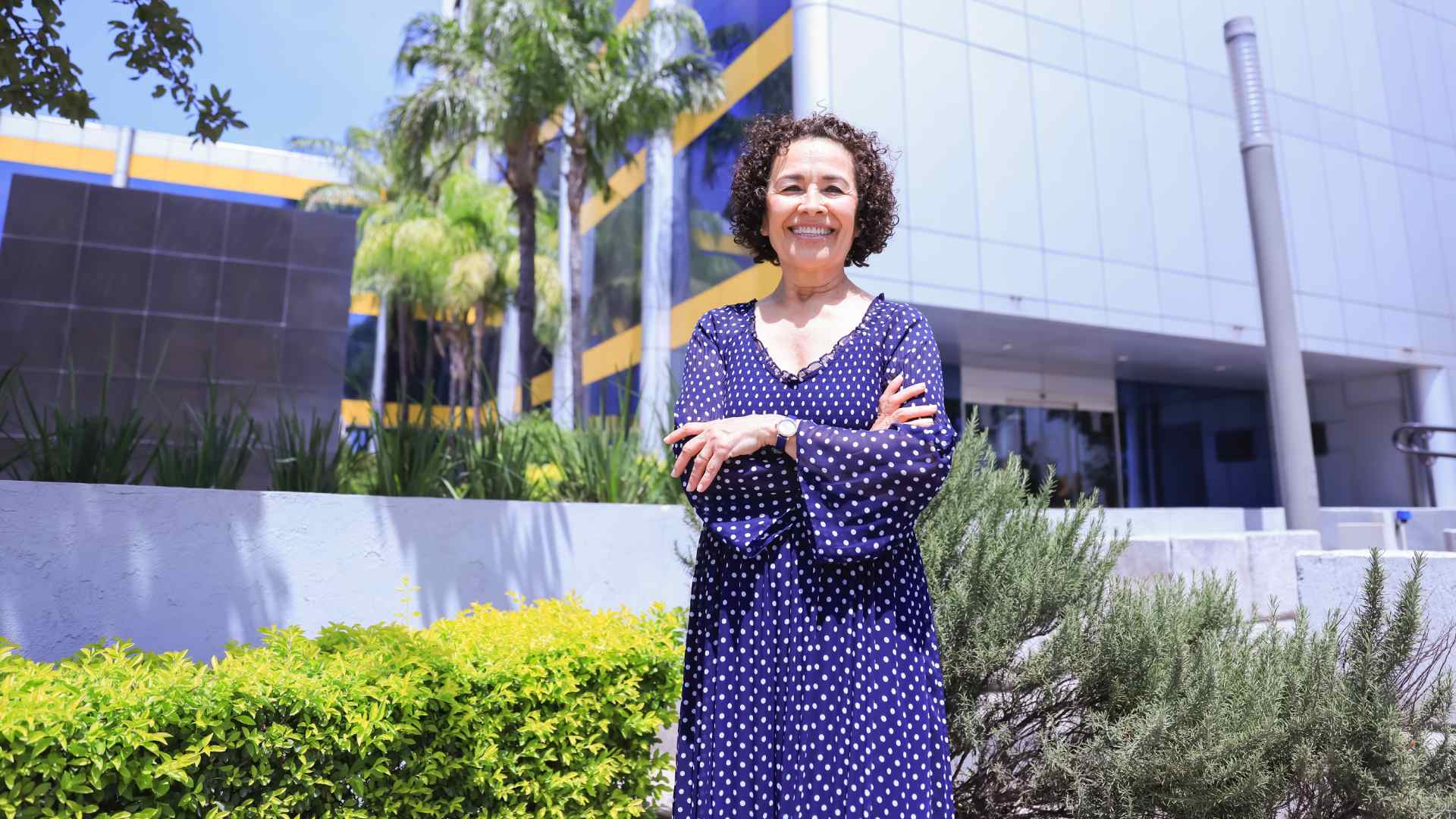 Festeja 50 años de ser secretaria en la UANL