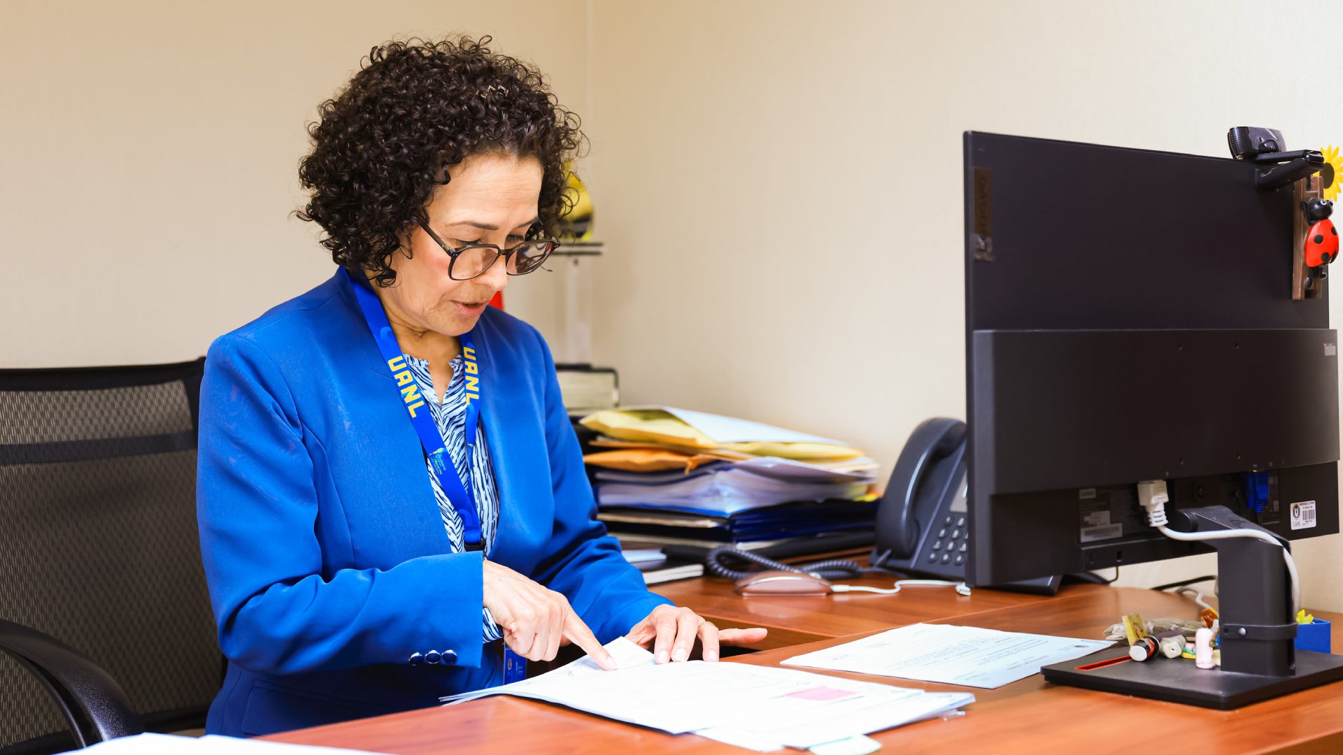 Festeja 50 años de ser secretaria en la UANL