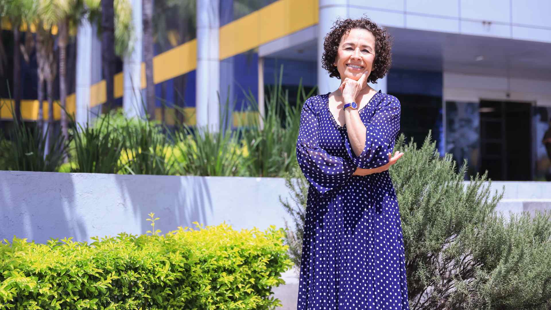Festeja 50 años de ser secretaria en la UANL