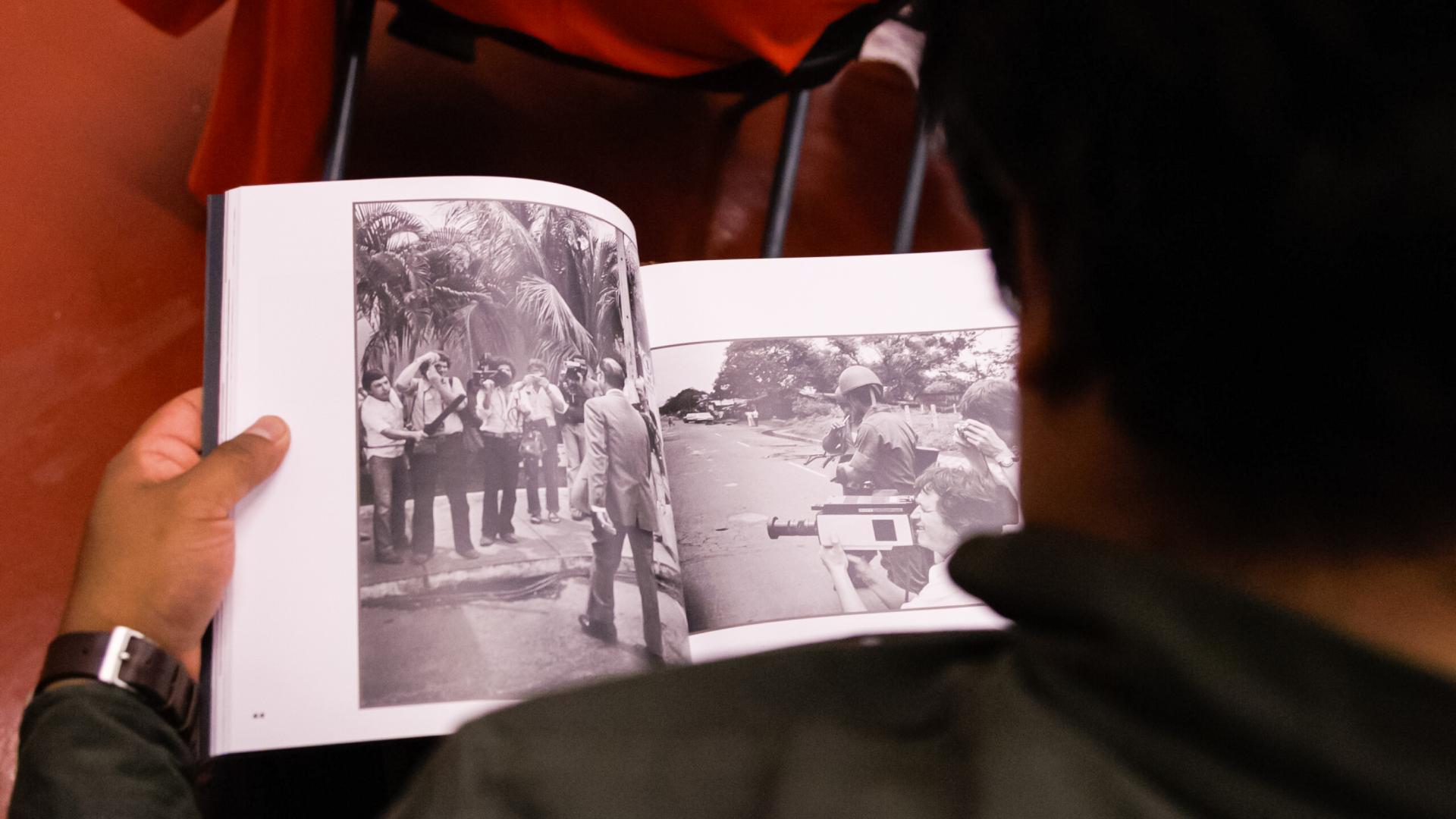 Acompañan fotógrafos a Pedro Valtierra en la presentación de su libro