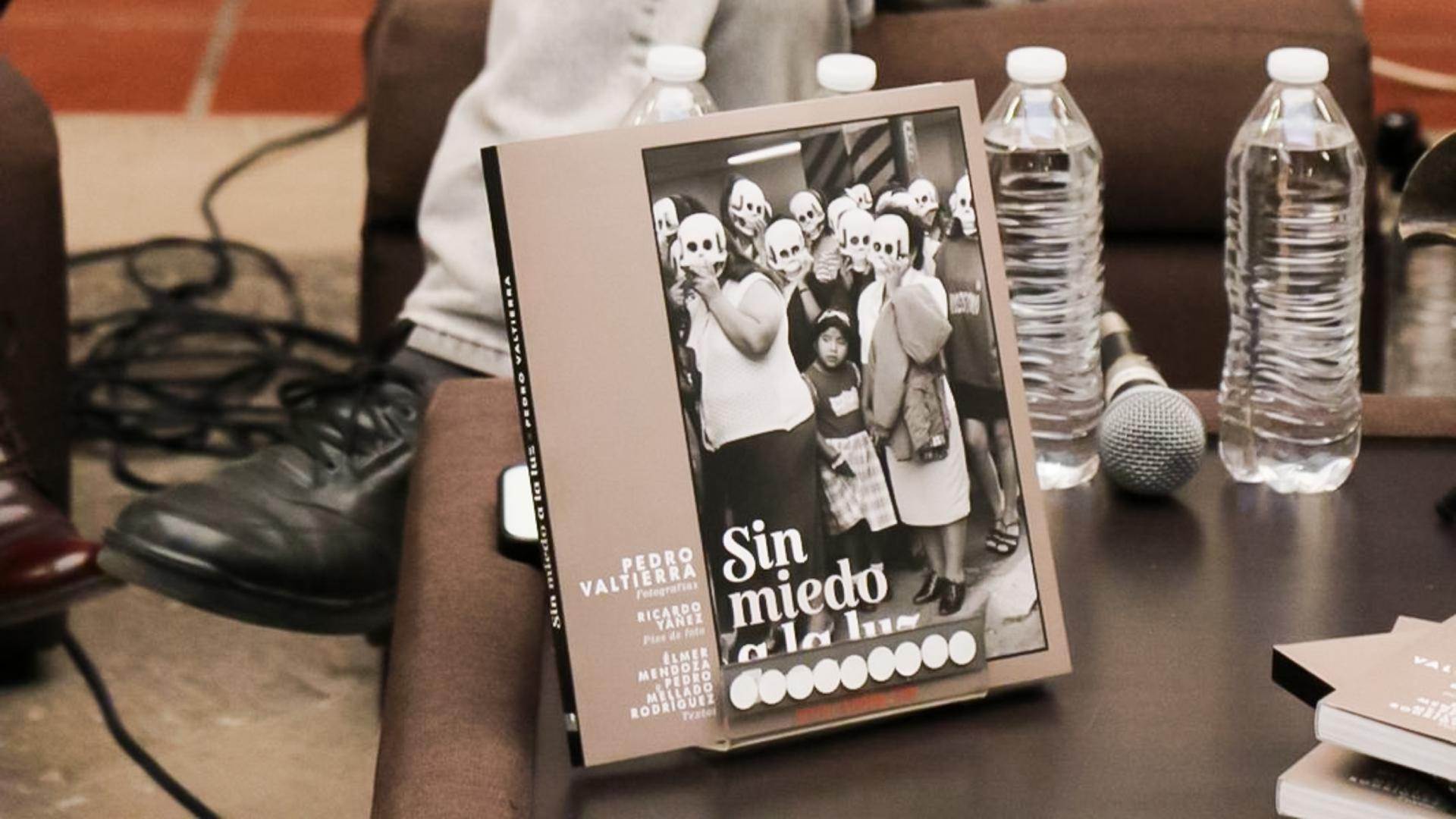 Acompañan fotógrafos a Pedro Valtierra en la presentación de su libro
