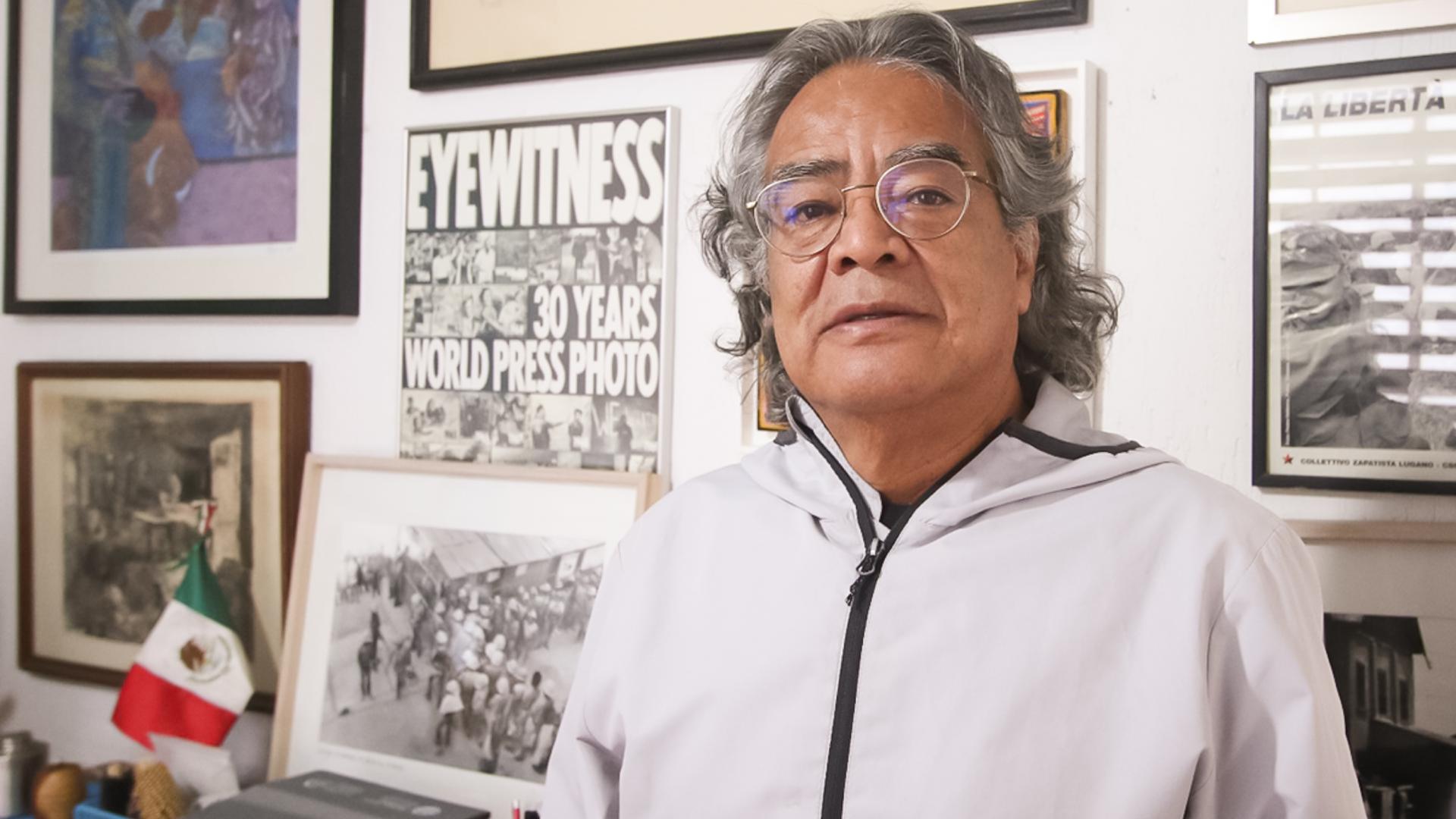 Acompañan fotógrafos a Pedro Valtierra en la presentación de su libro