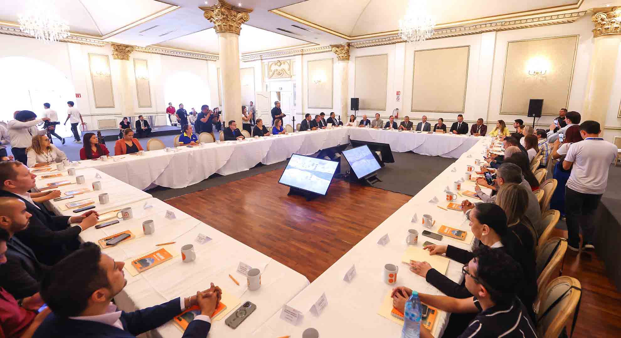 Firman pacto por la educación de los jóvenes de Guadalupe