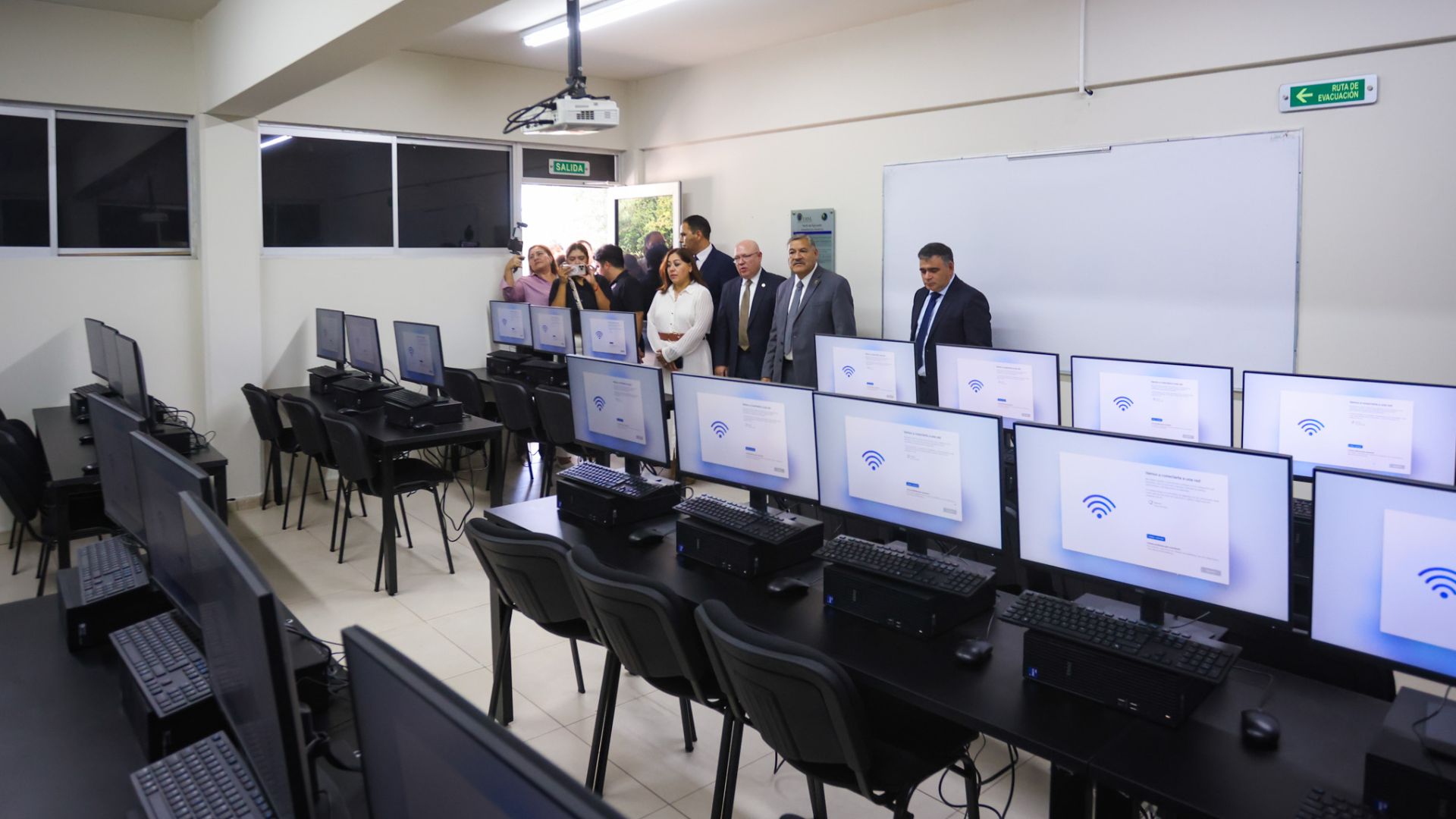 Entrega Rector nuevos salones en Unidad Poniente de Pablo Livas