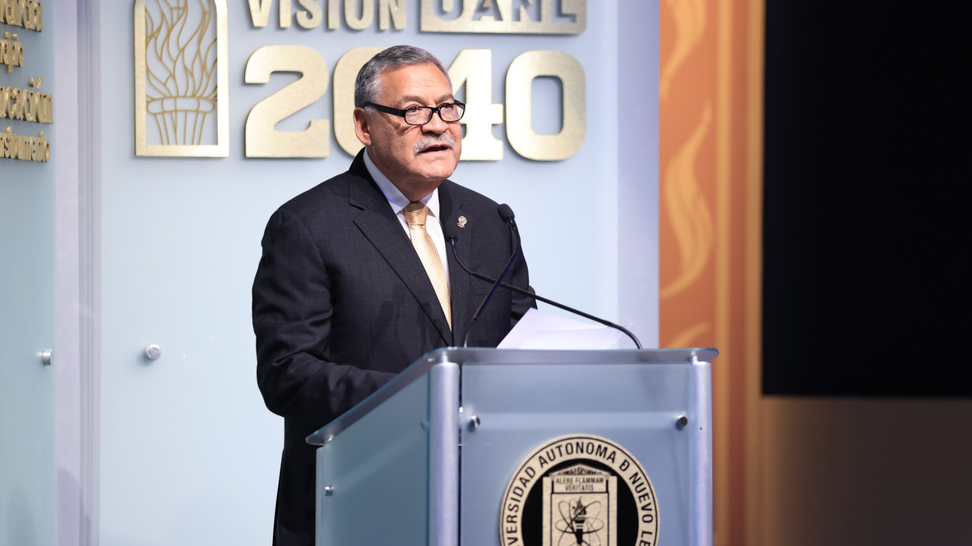 Reconoce UANL excelencia profesional de egresados