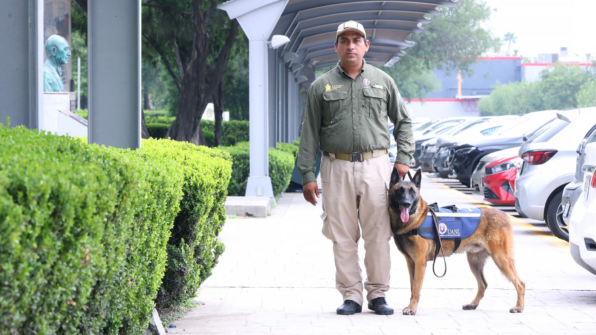 Recibe UANL certificación internacional de binomios K9