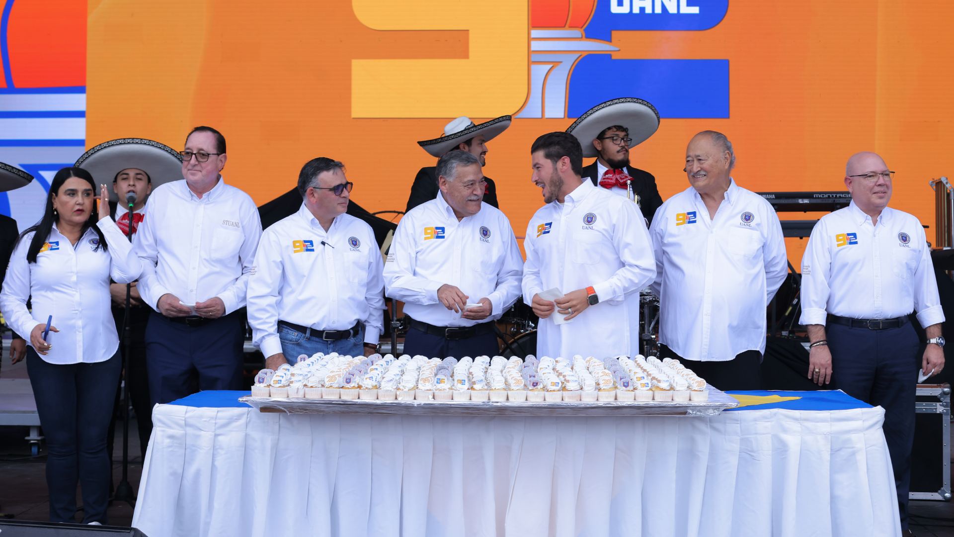 Festeja UANL con estrellas y alumnos su 92 aniversario