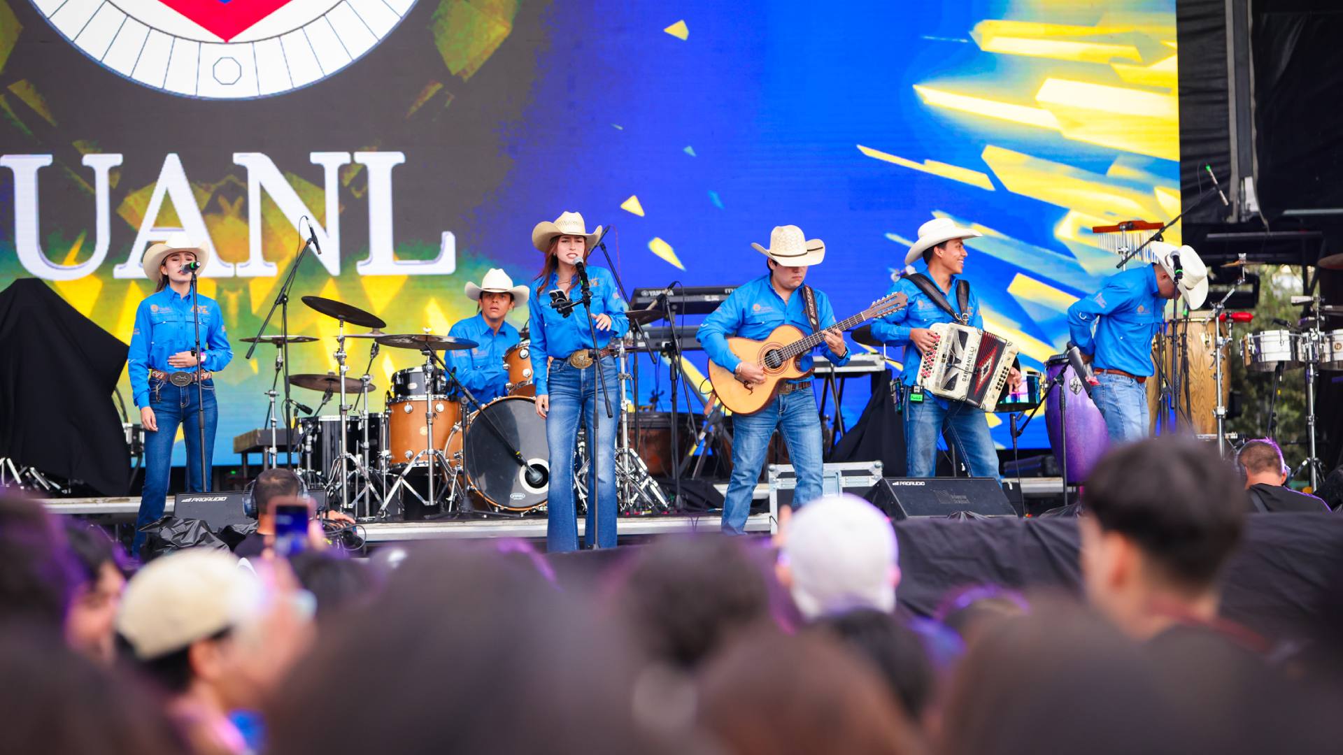 Festeja UANL con estrellas y alumnos su 92 aniversario