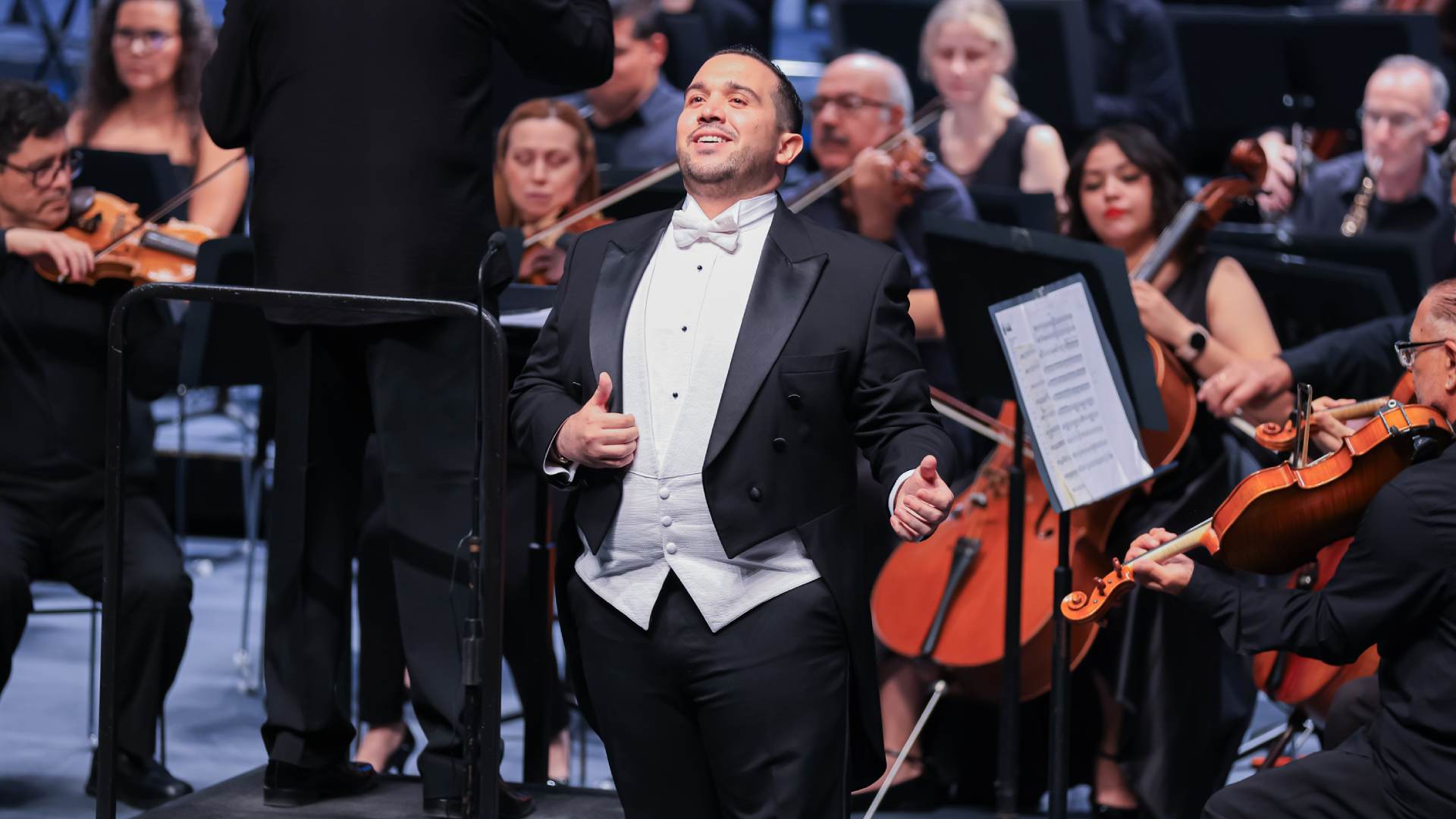 Debuta el tenor Andrés Moreno en gala lírica a beneficio del HU