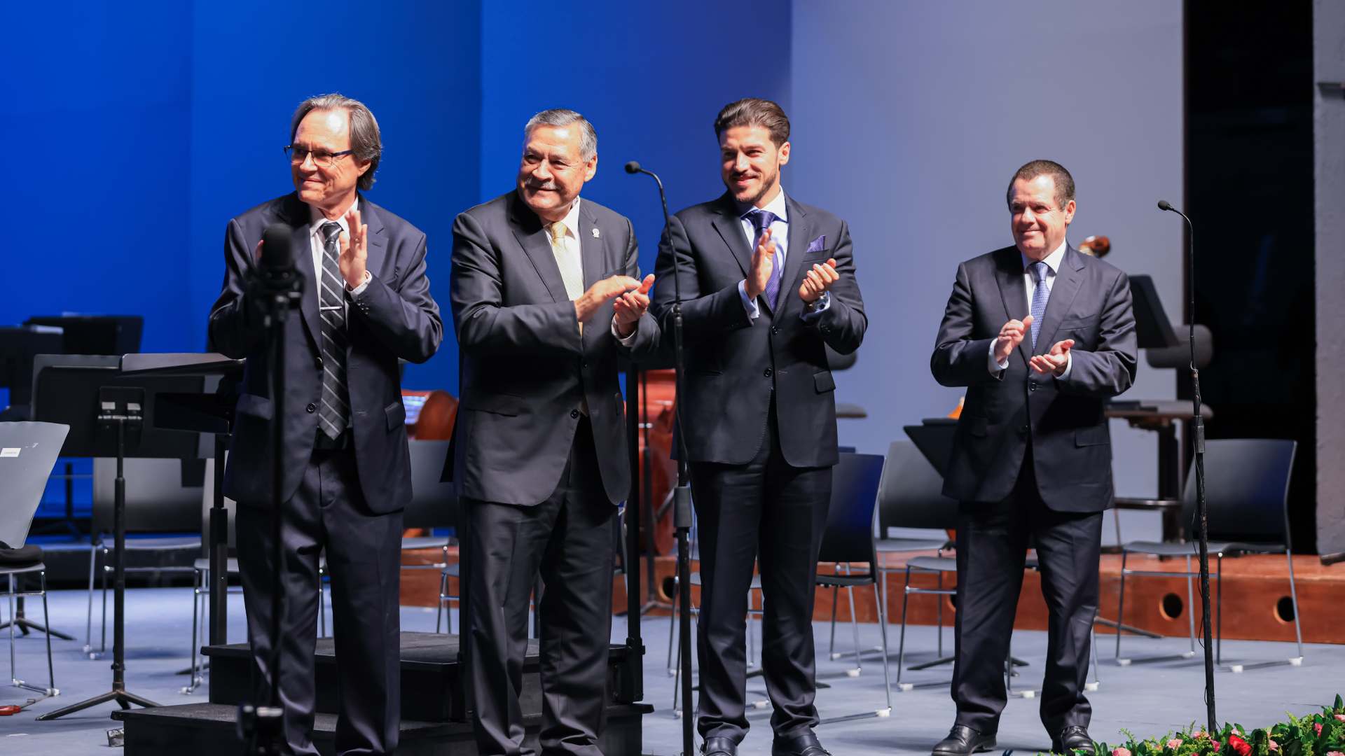Condecora Universidad al tenor Andrés Moreno