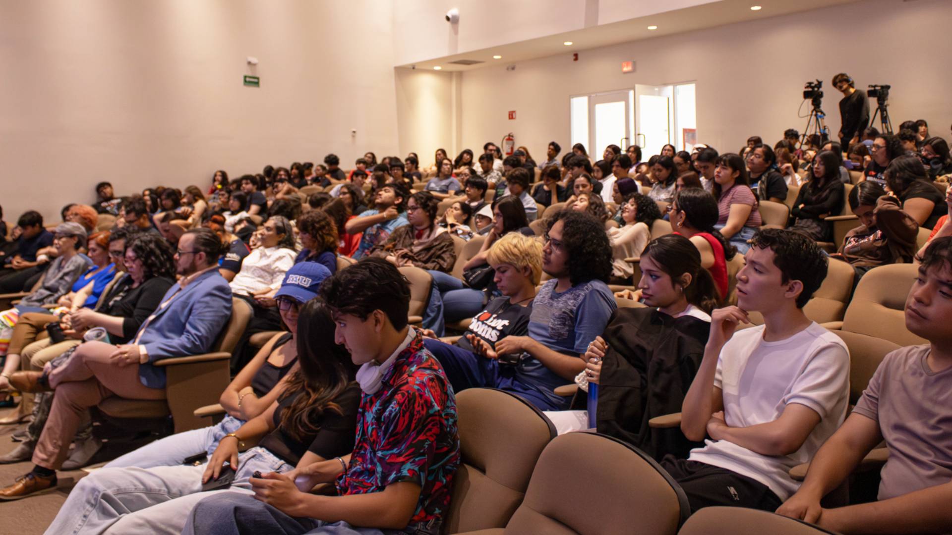 Reúne libro diálogos sobre el arte de mujeres en prisión