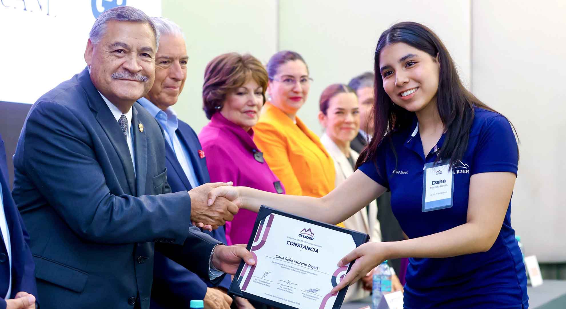 Otorga SELIDER becas de licenciatura a 31 alumnos de la UANL