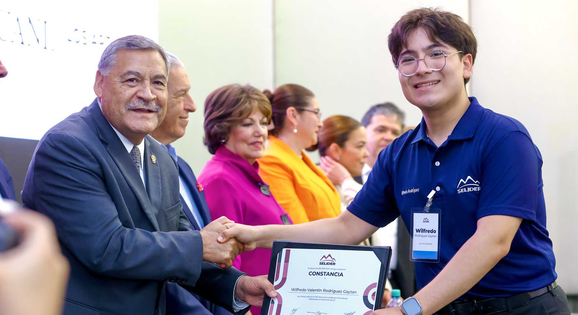 Otorga SELIDER becas de licenciatura a 31 alumnos de la UANL