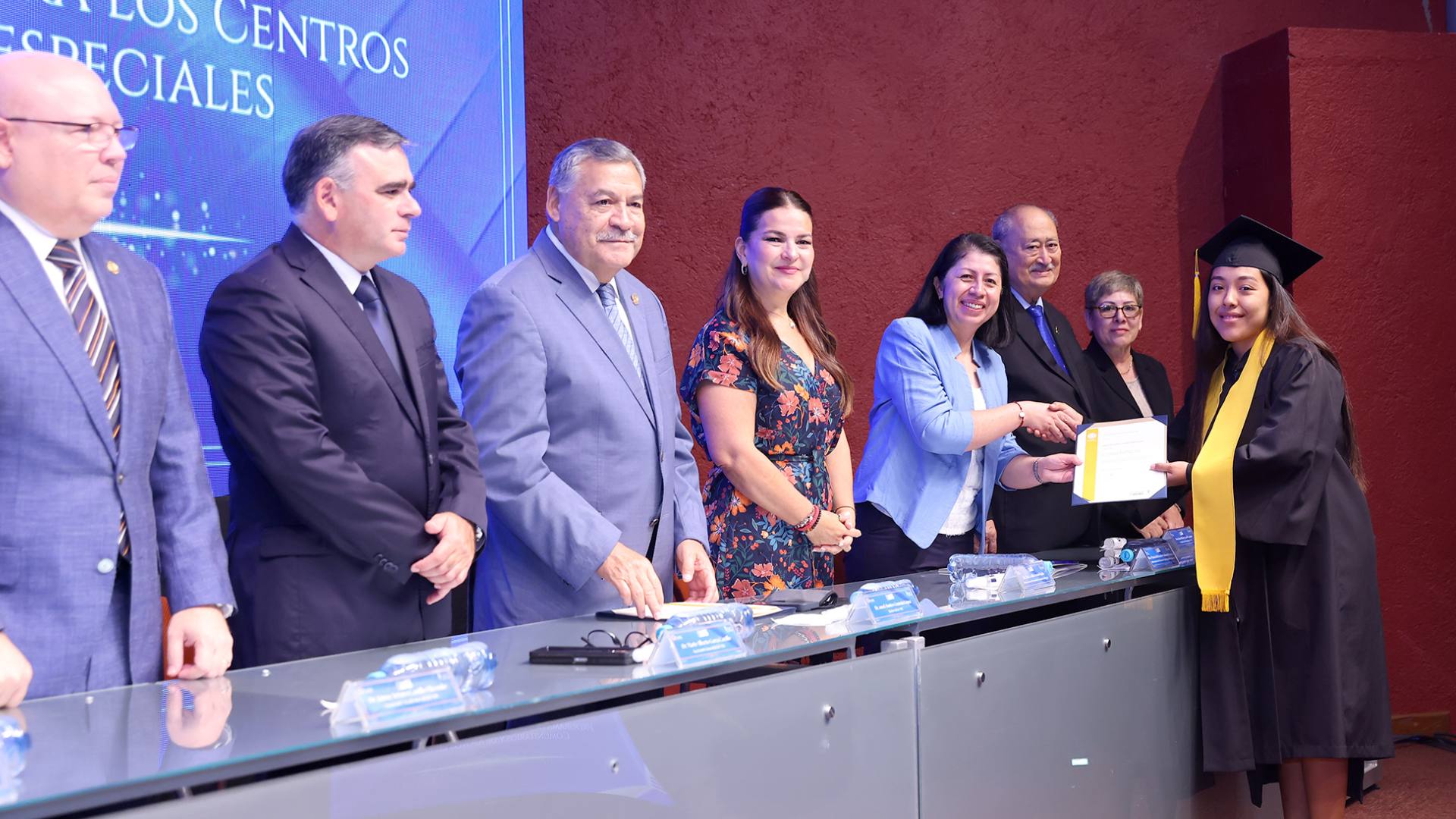 Concluyen preparatoria en programa de inclusión social de UANL