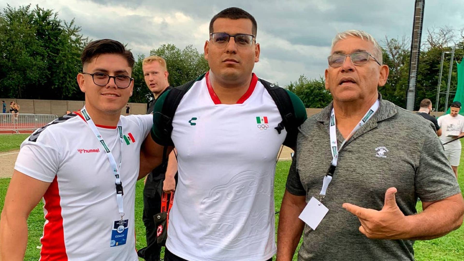 Reconoce UANL a entrenadores de lanzamiento Alejandro Laberdesque y Uziel Muñoz