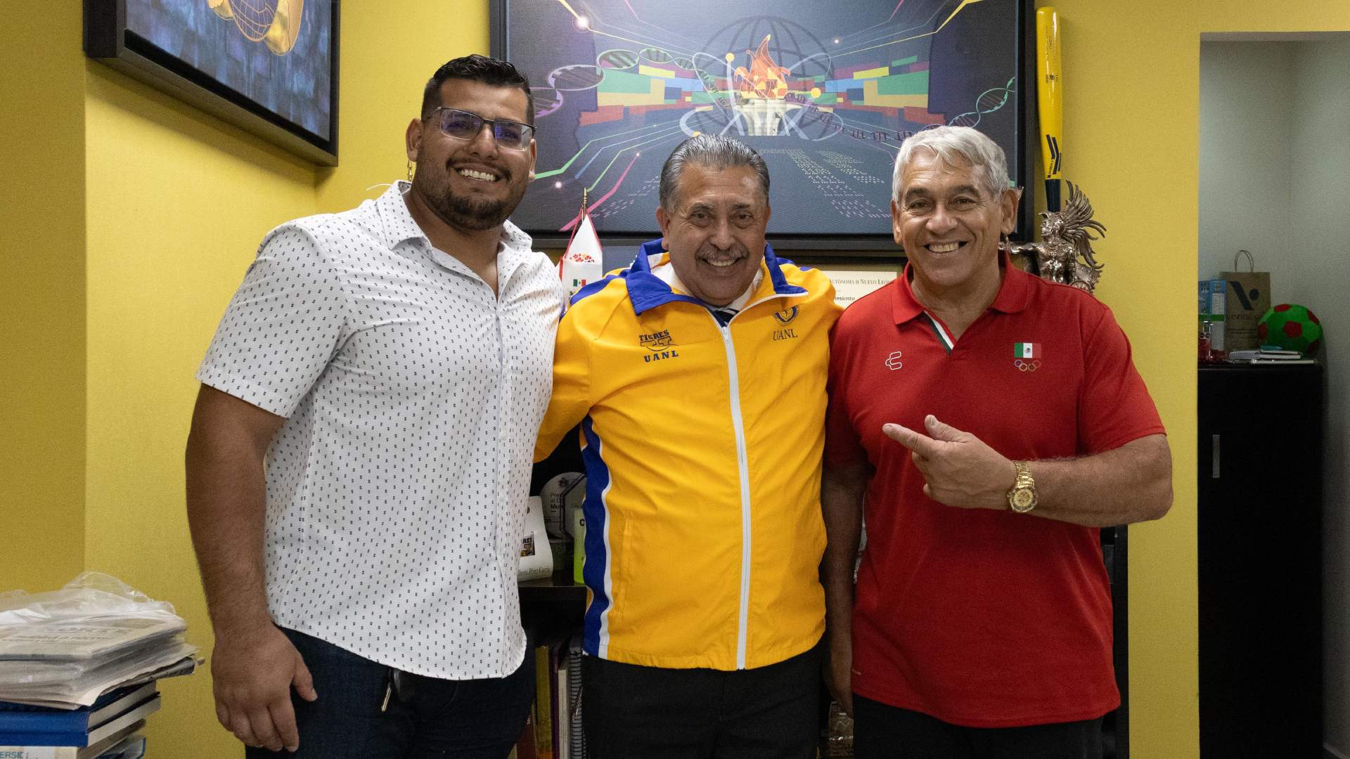 Reconoce UANL a entrenadores de lanzamiento Alejandro Laberdesque y Uziel Muñoz