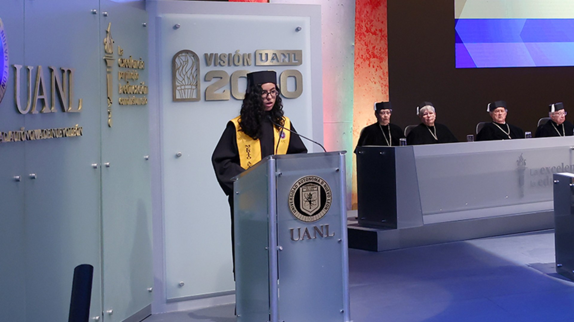 Reconoce UANL mérito académico de egresados de preparatoria y facultad