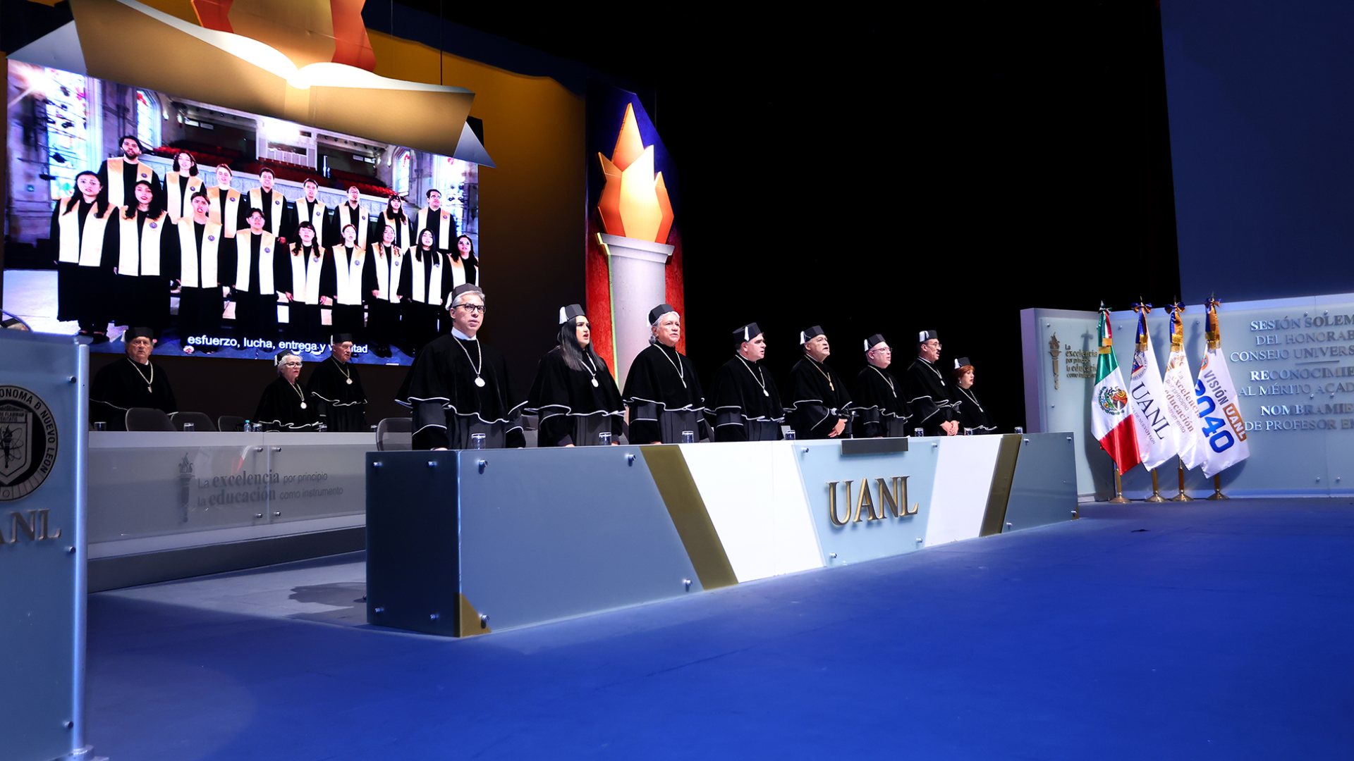 Reconoce UANL mérito académico de egresados de preparatoria y facultad