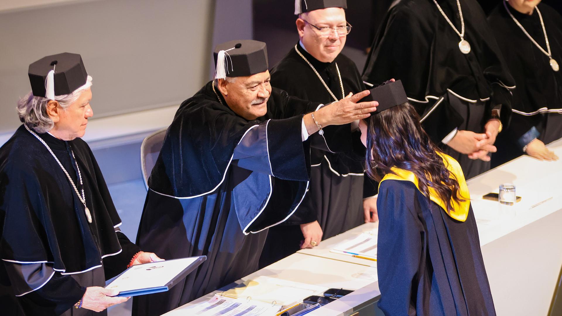 Reconoce UANL mérito académico de egresados de preparatoria y facultad