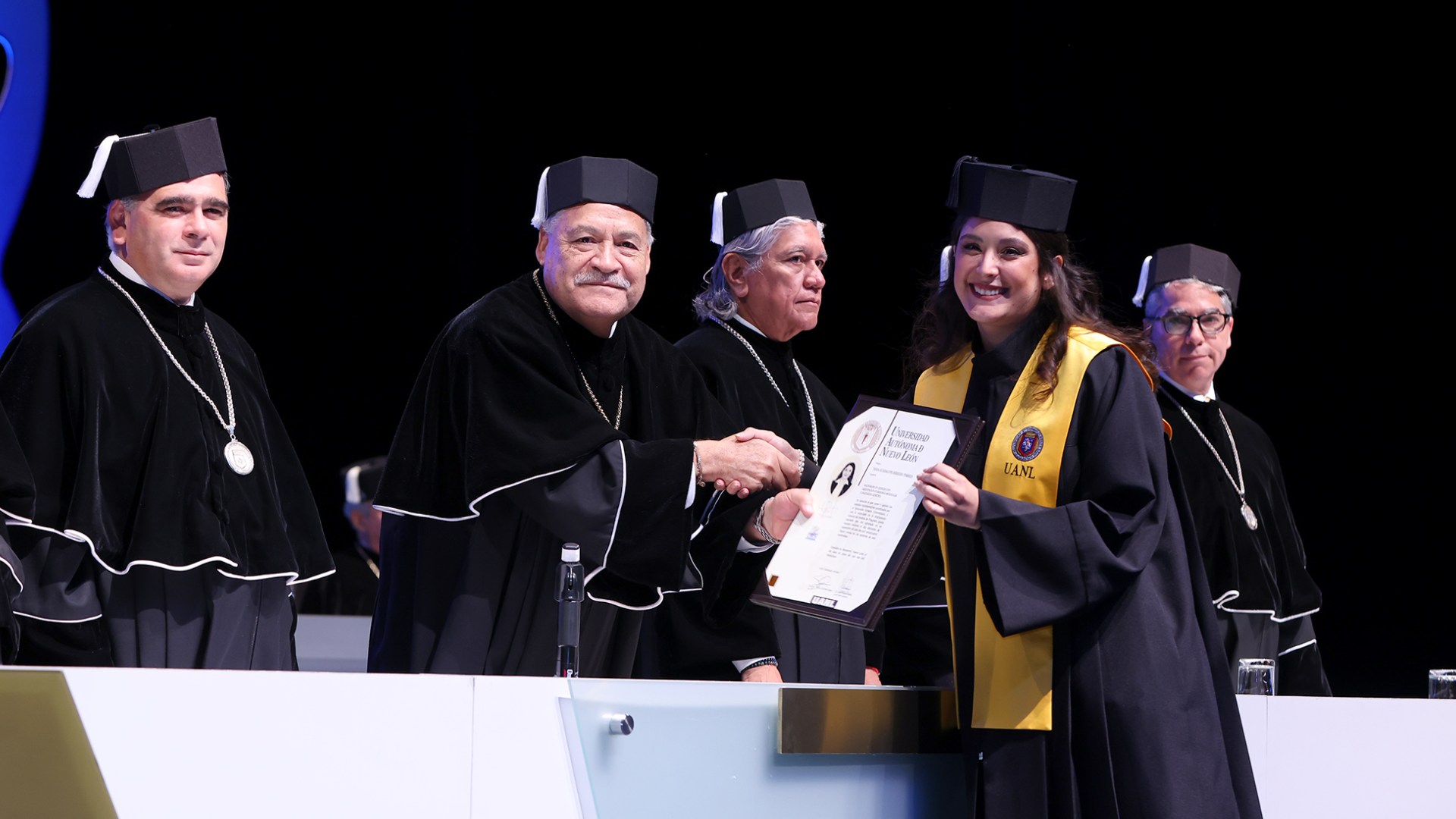 Reconoce UANL esfuerzo y disciplina con entrega de 211 títulos de doctorado